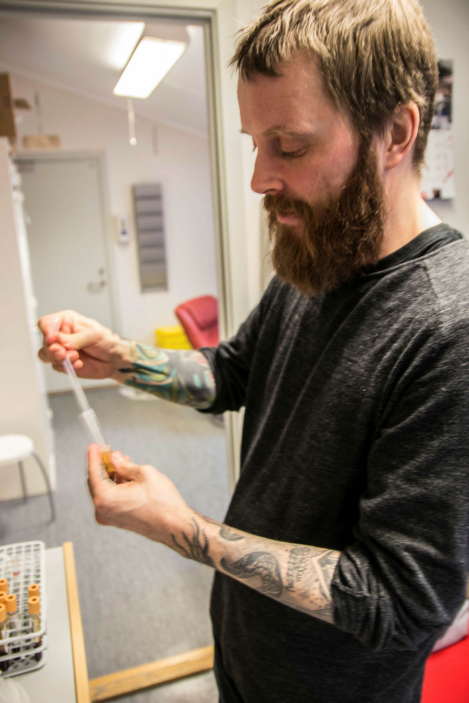 Bildet viser Øystein Sager Backe som håndterer prøvene hepatitt C-klinikken har tatt ute denne dagen.