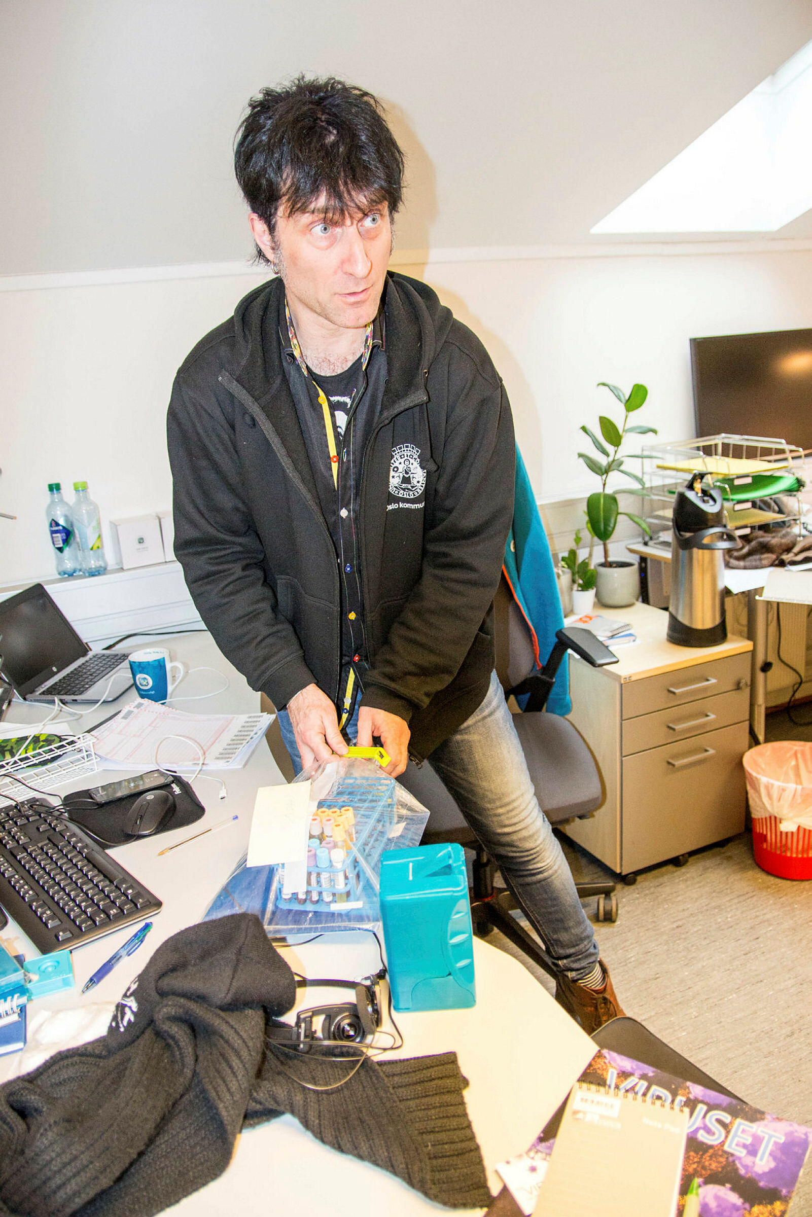 Bildet viser Tarjei Strand Foshaug som gjør klar blodprøver for å sende dem til laboratorium.