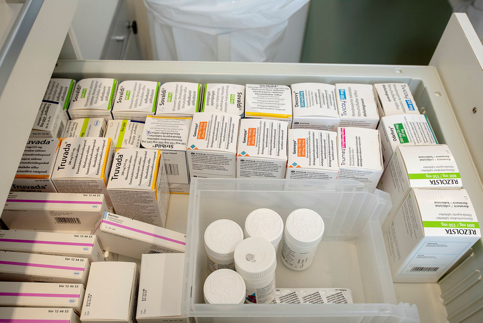Bildet viser en skuff med hiv-medisiner
