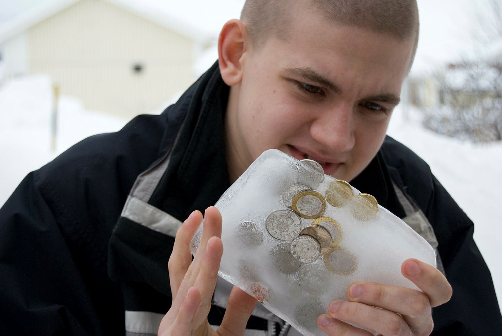 Bildet viser en mann med penger