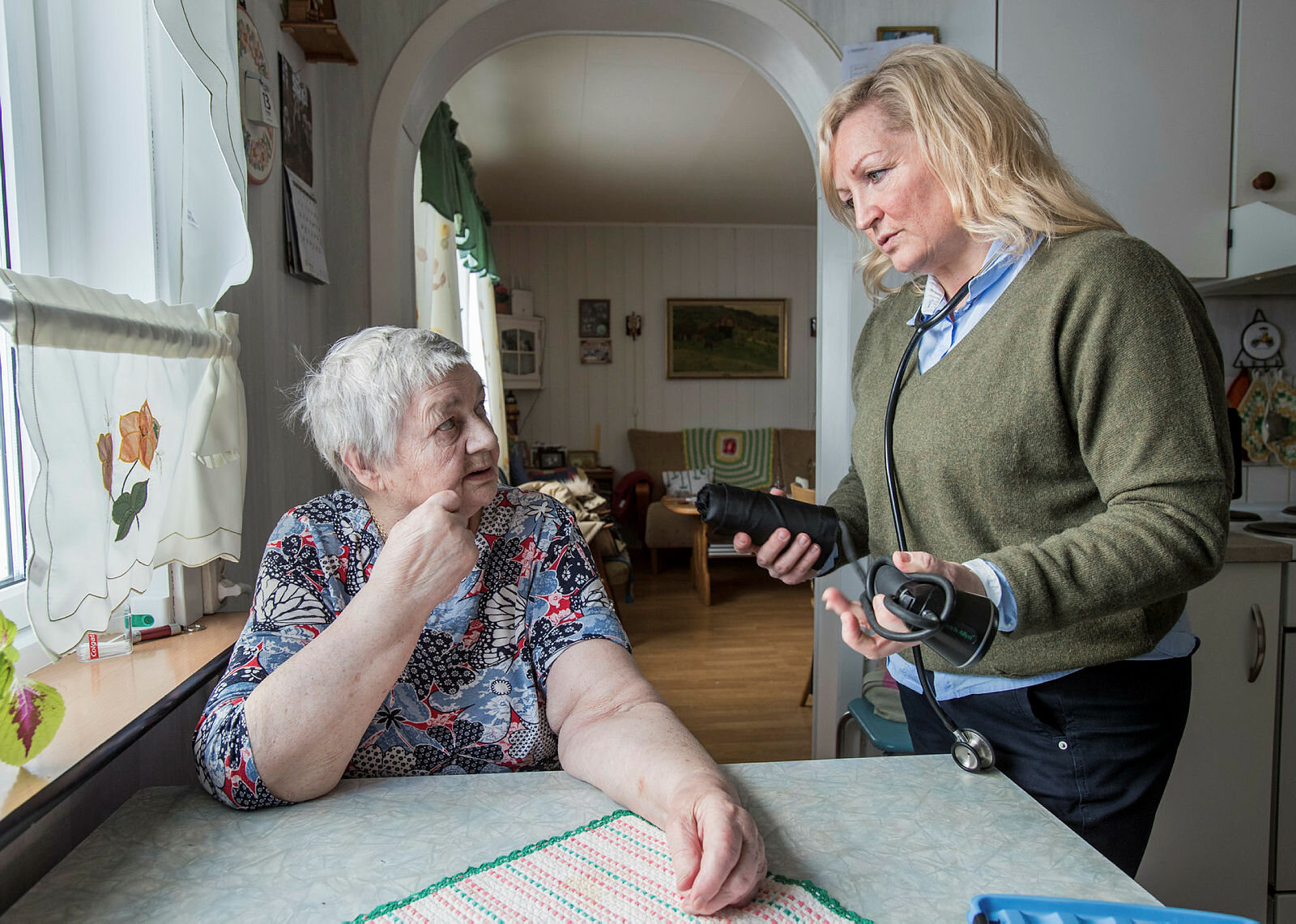 Bildet viser hjemmesykepleier Anne Giæver i Måsøy kommune