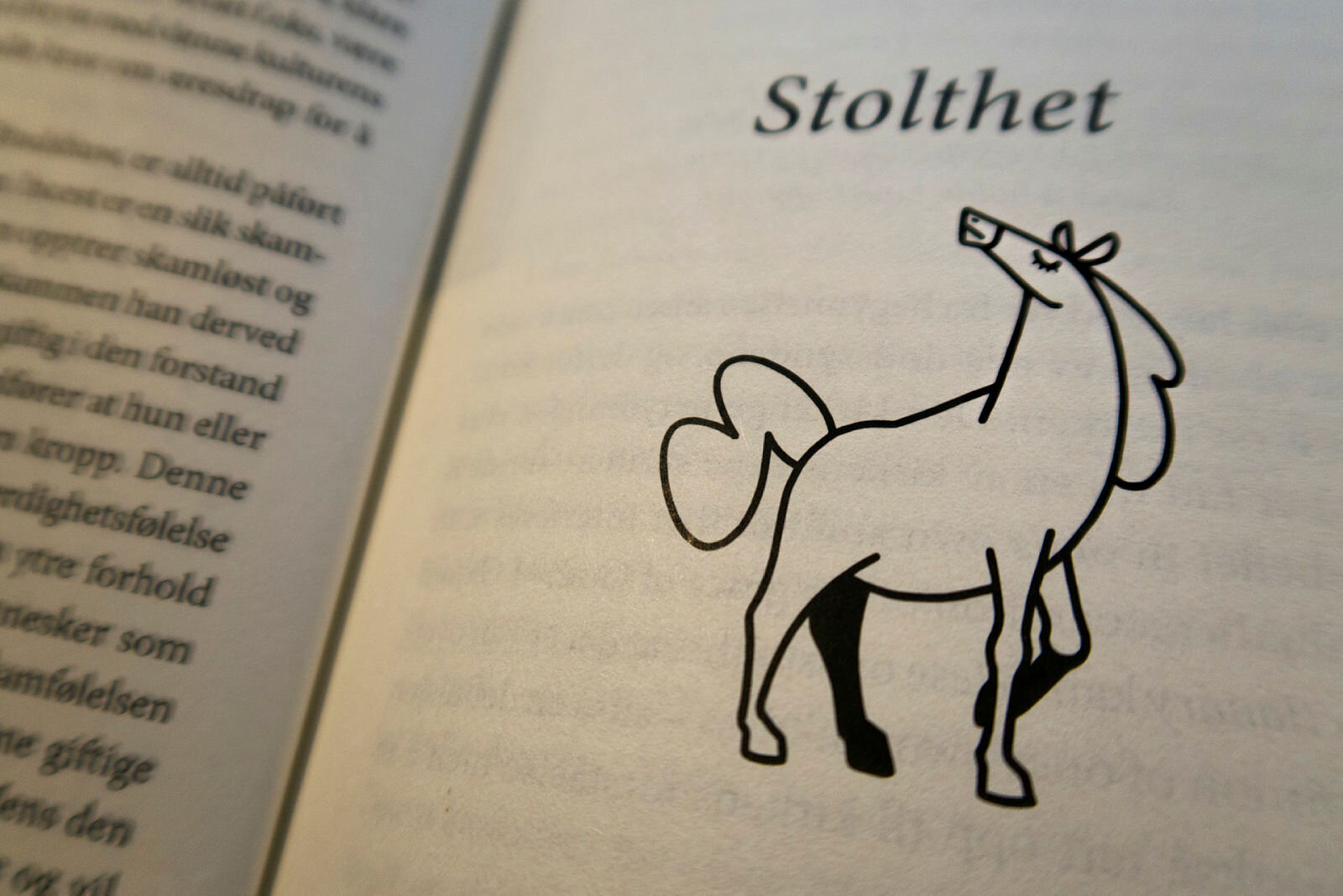 Hest, symbol på dødssynden stolthet. Illustrasjon i boken Å skape seg selv, et psykologisk perspektiv på de syv dødssynder