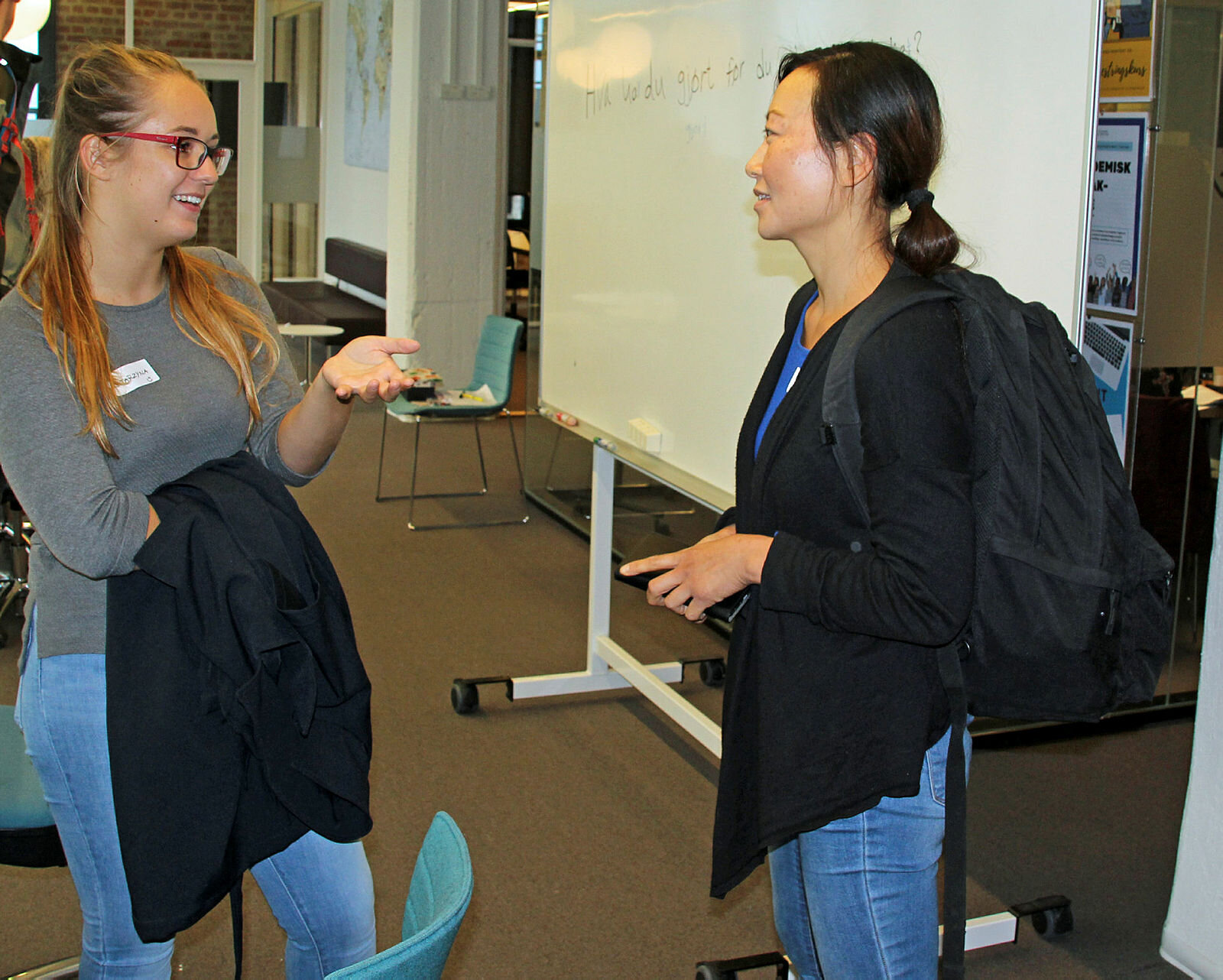 Bildet viser deltakere på skråkkafe for sykepleierstudenter på Campus Drammen.