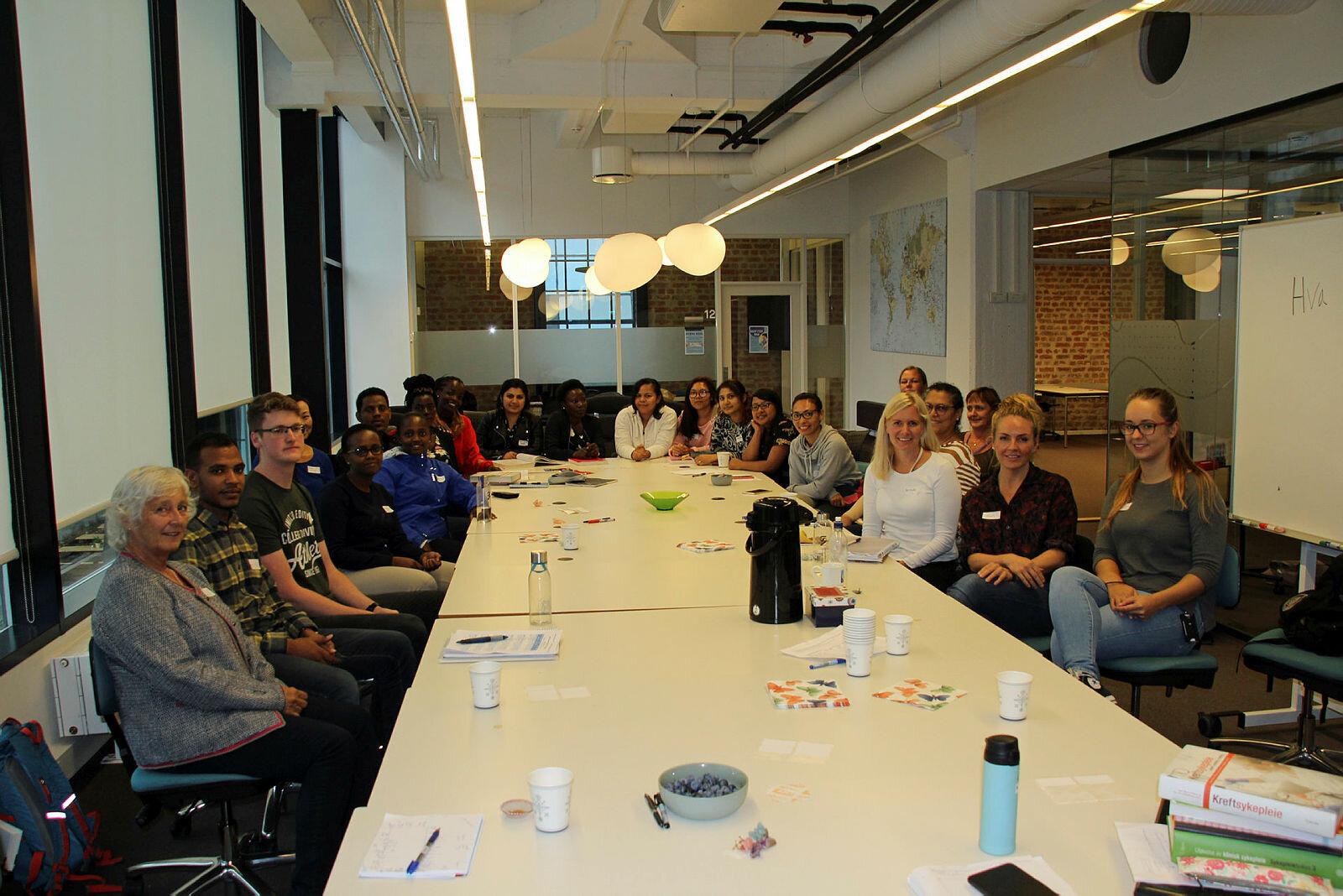 Bildet viser deltakere på skråkkafe for sykepleierstudenter på Campus Drammen.