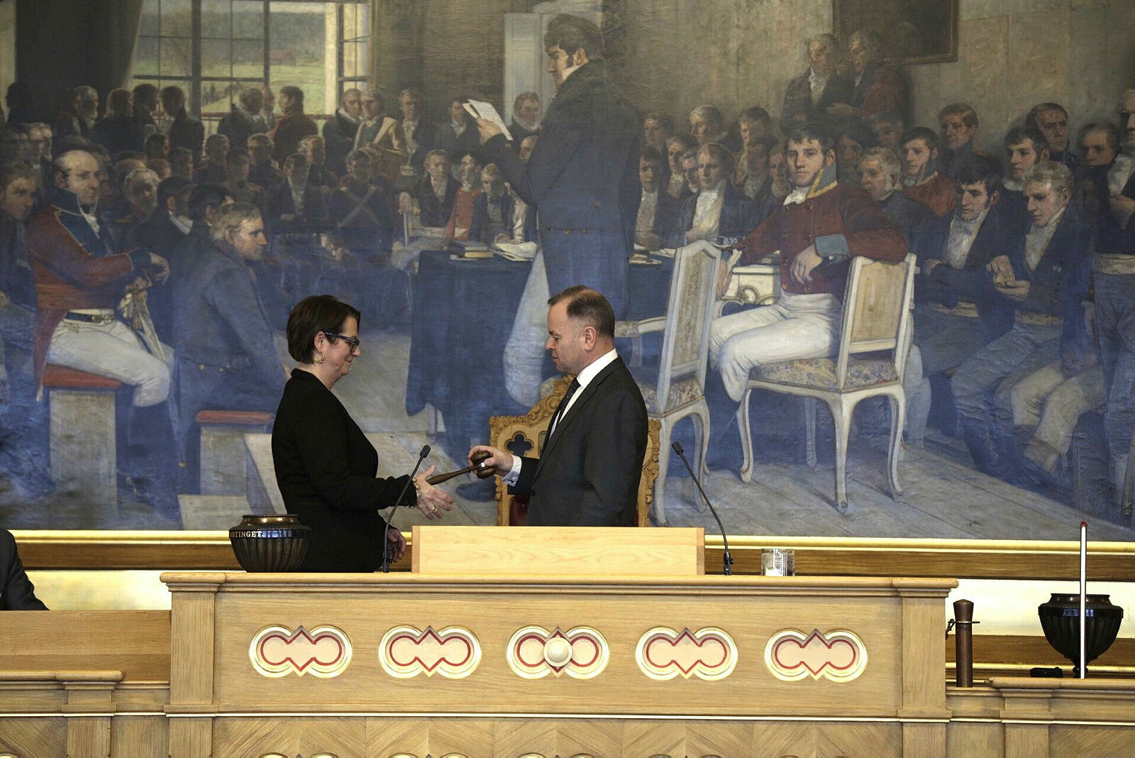 Tone W. Trøen overtar embetet som stortingspresident fra Olemic Thommesen.