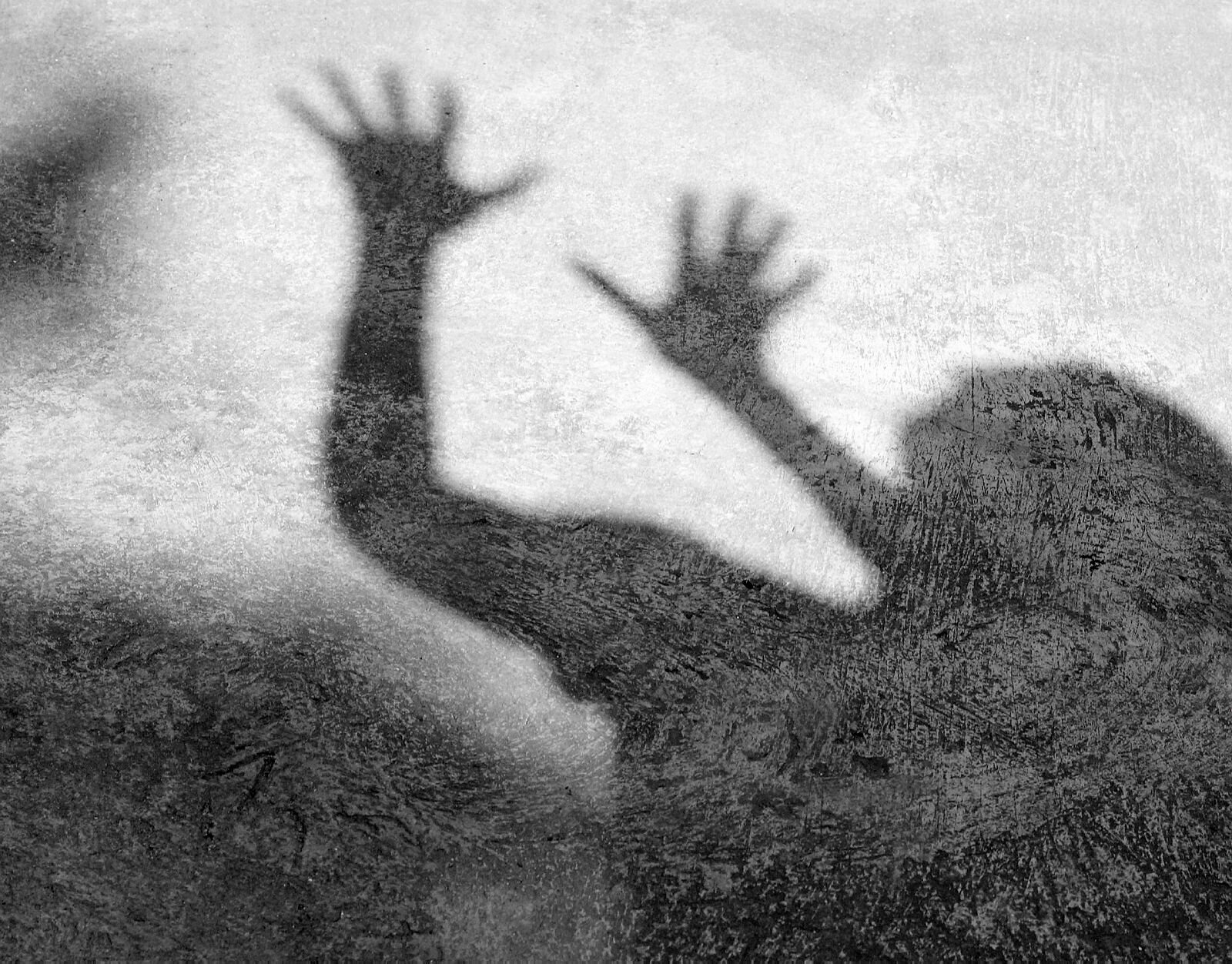 Sort/hvit illustrasjon av skygge som virker truende