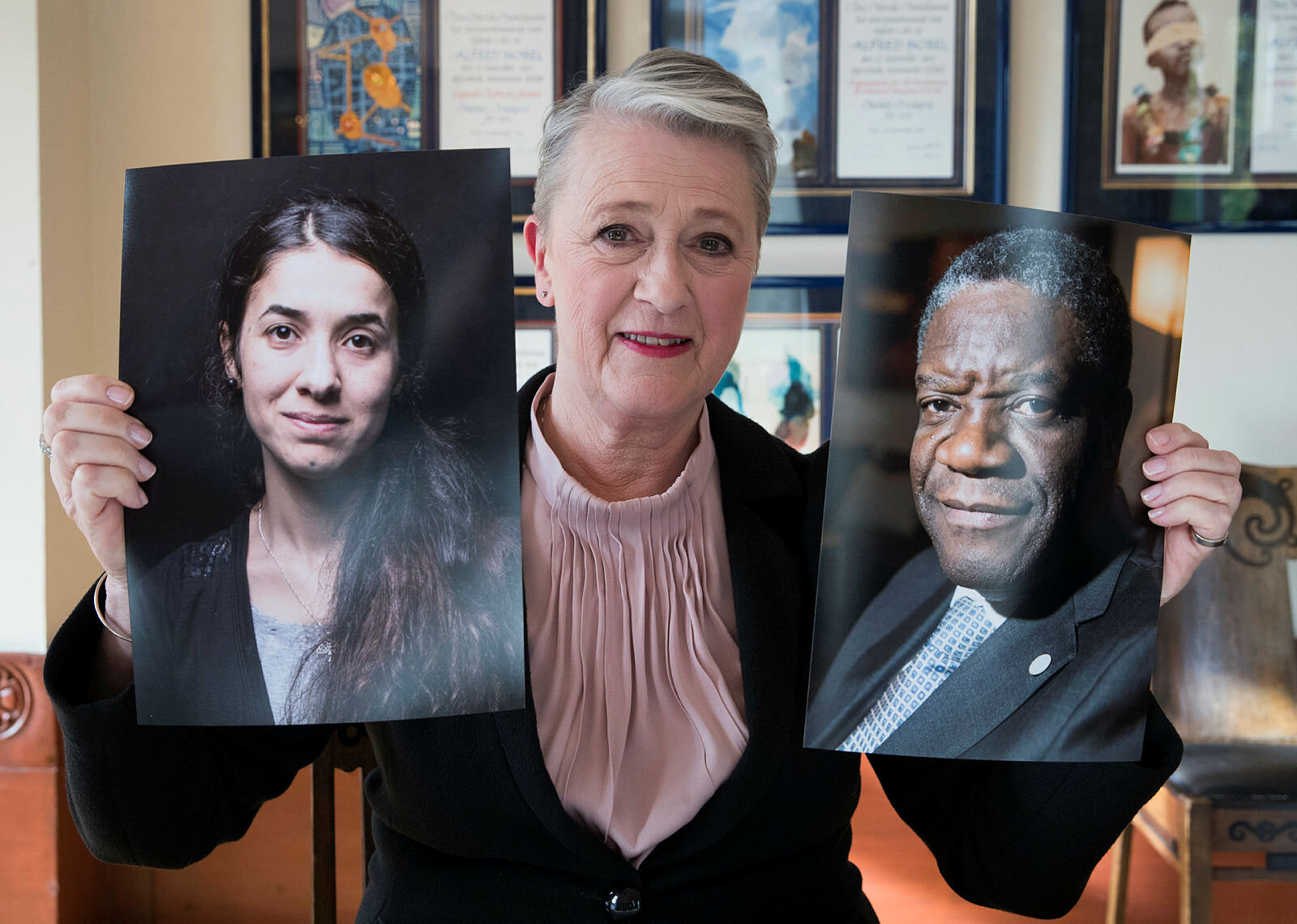 Berit Reiss-Andersen, leder av Nobelkomiteen gratulerer Denis Mukwege og Nadia Murad med årets fredspris 
