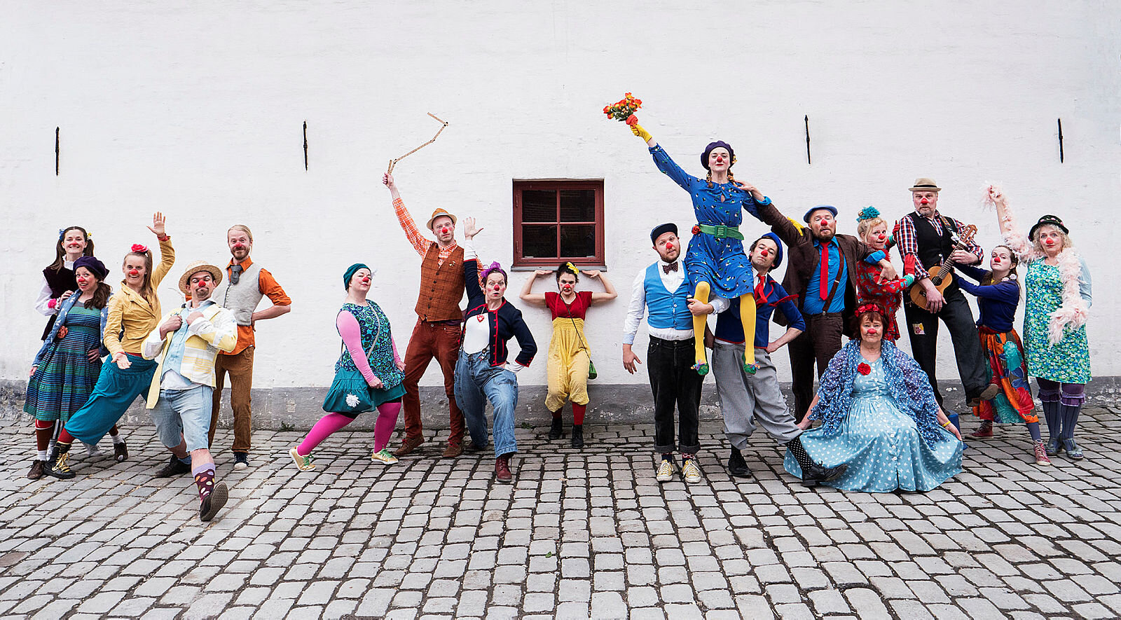 Klokkeklovnene er en gruppe klovner som opptrer på sykehjem.