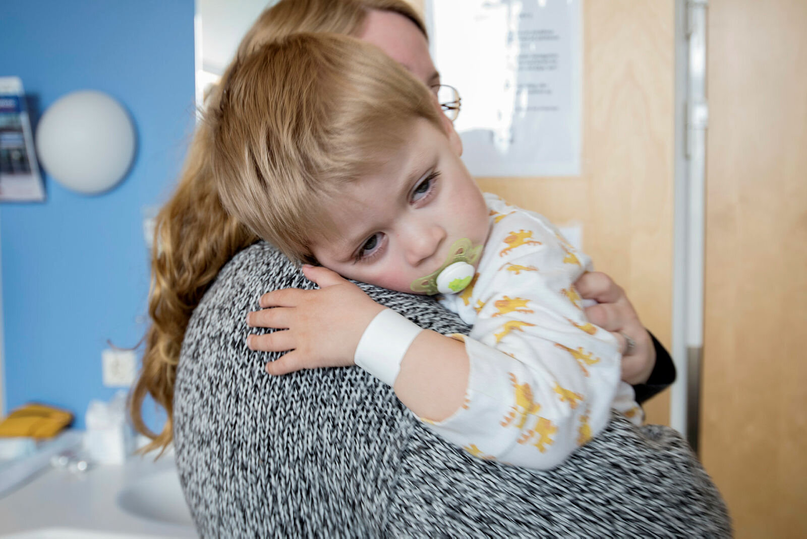 Bildet viser Oliver på mammas arm.