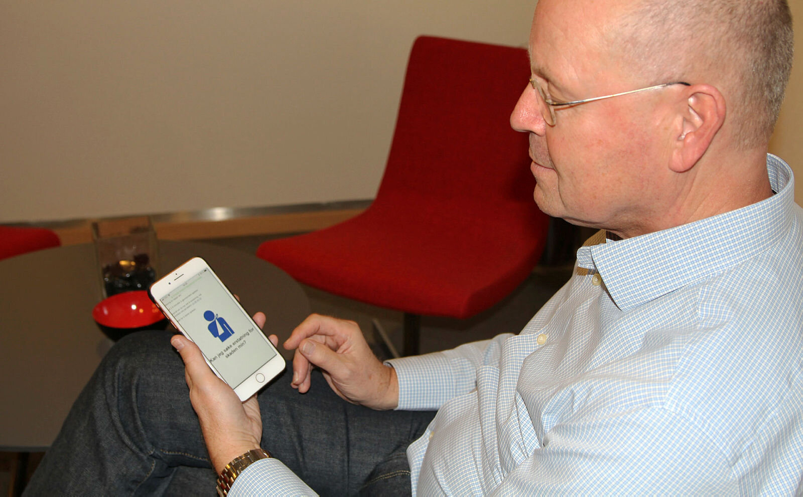 Rolf Gunnar Jørstad i NPE tester ut nettjeneste på mobil