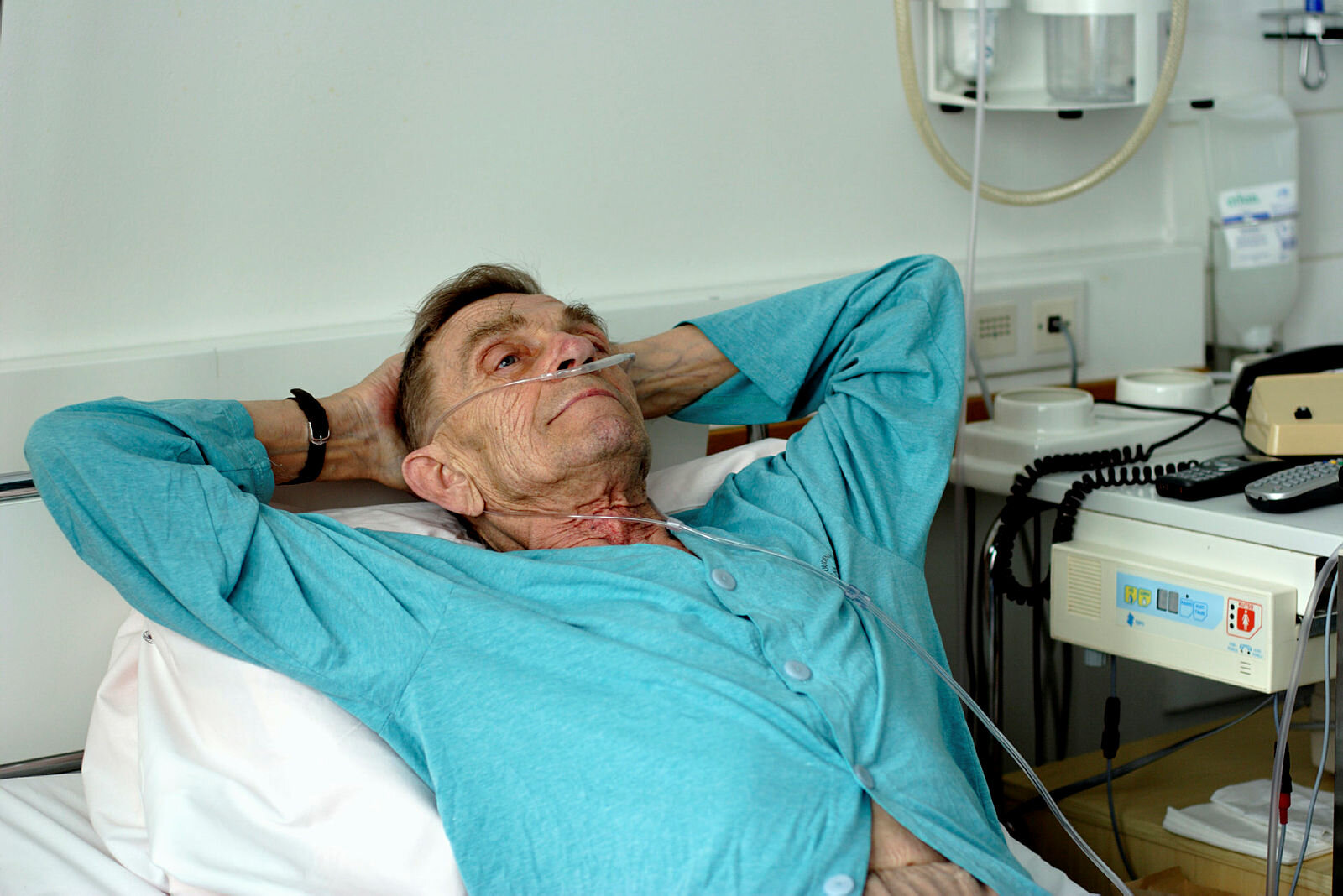 Bildet viser en eldre mann med kols som ligger i en sykehusseng.