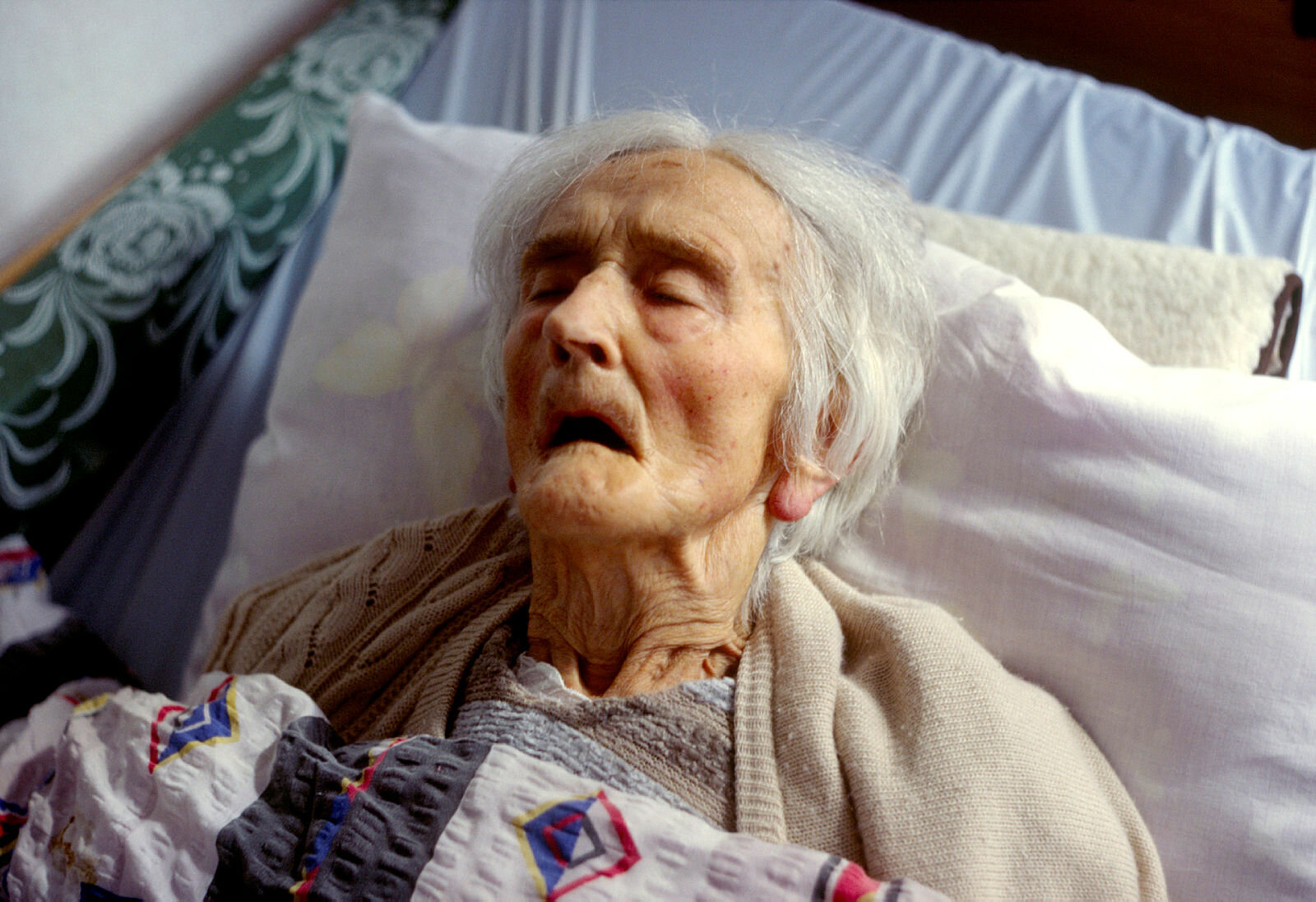 Bildet viser en eldre kvinne som ligger død i en seng