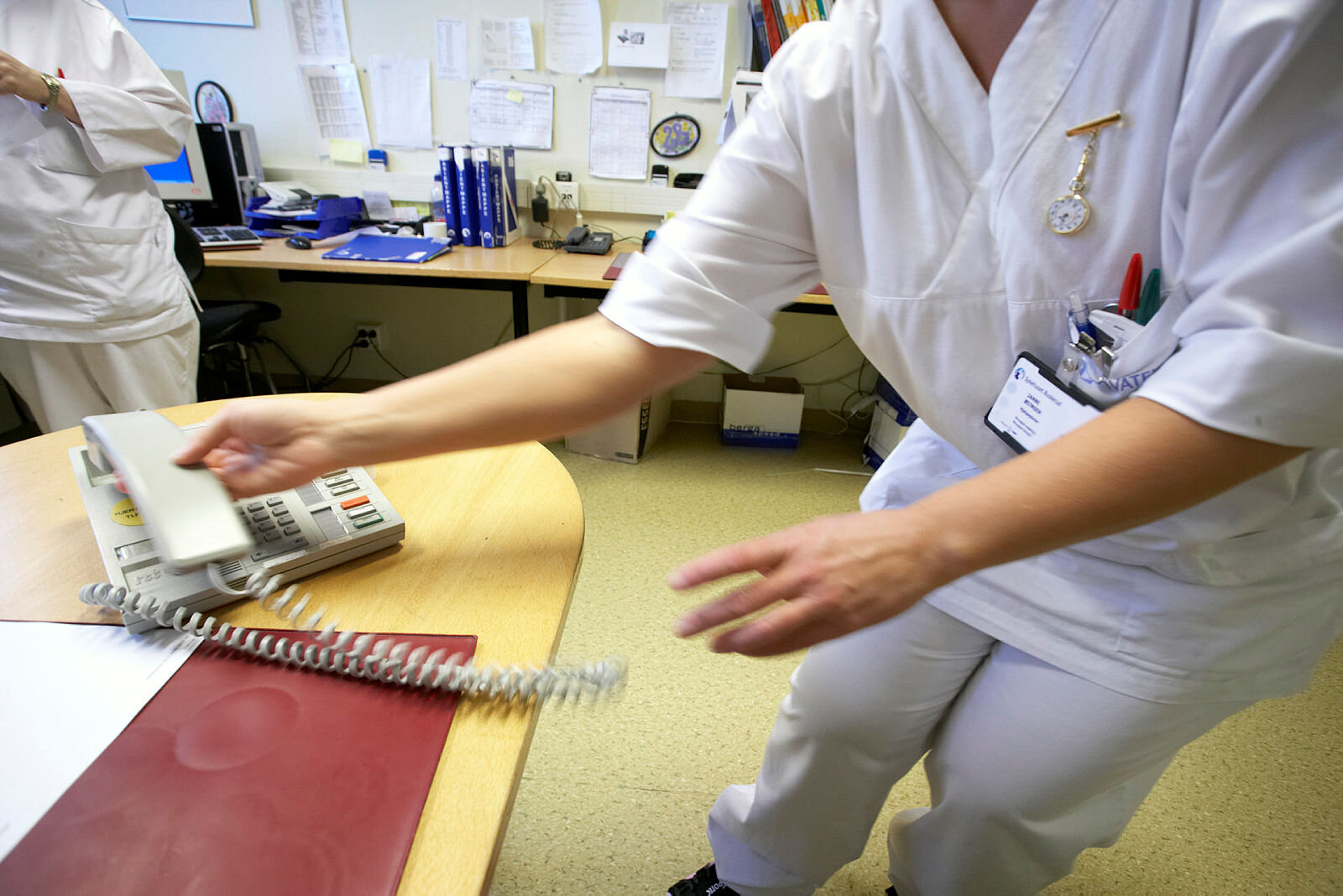 Sykepleier som skynder seg