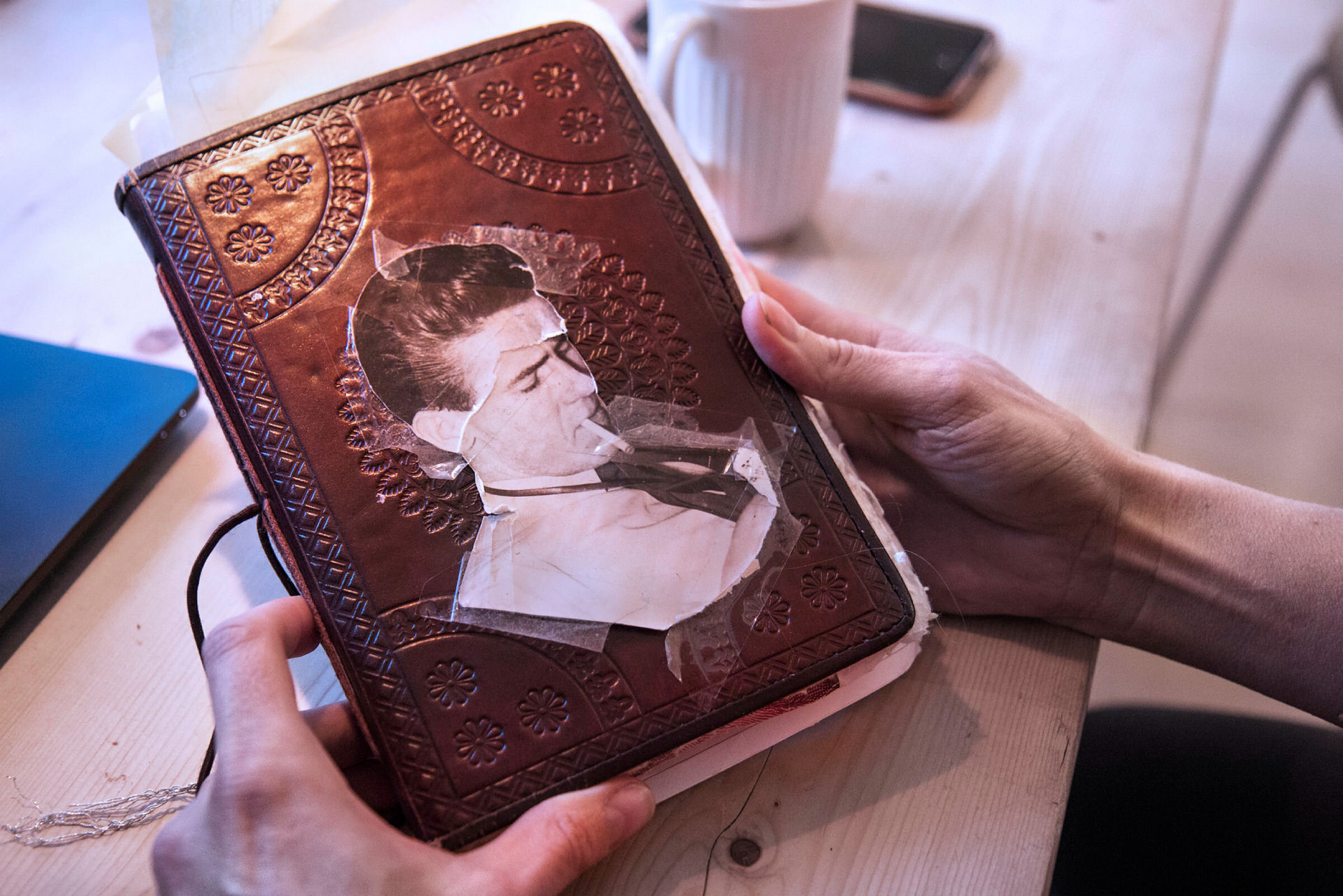 Helene Sandvig, NRK-journalist, forfatter
Dagbok med bilde av faren, Helge Sandvig