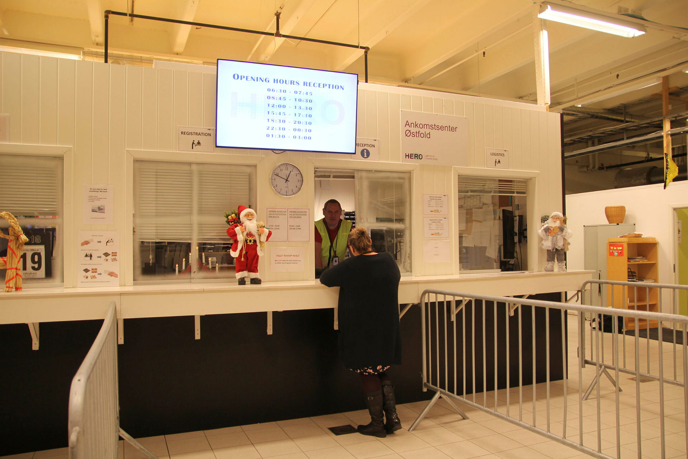 Informasjonsskranken inne i teltleiren