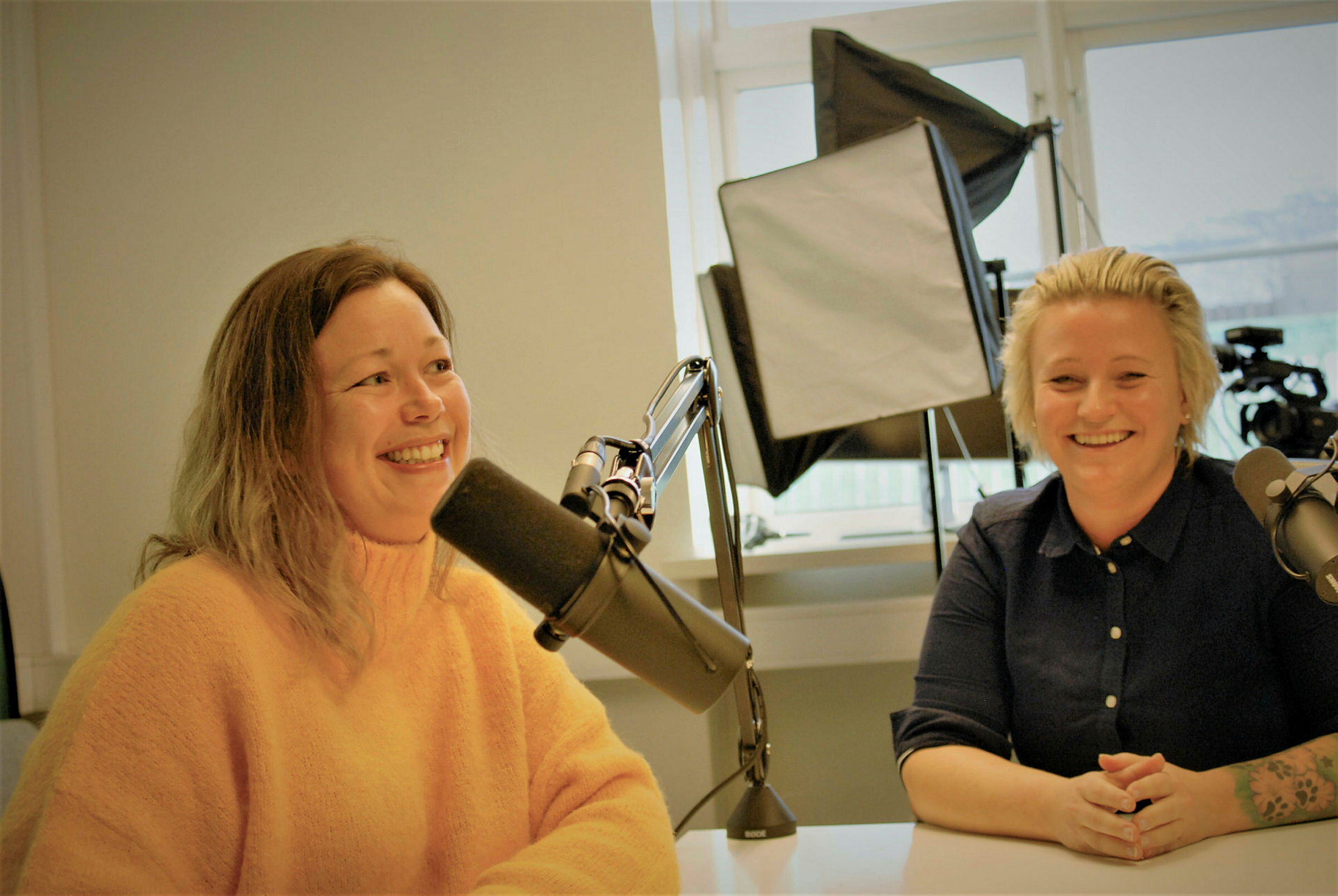 Hanne Indrebø og Marianne Dale er sykepleiere og utgjør humorduen Podpikene.