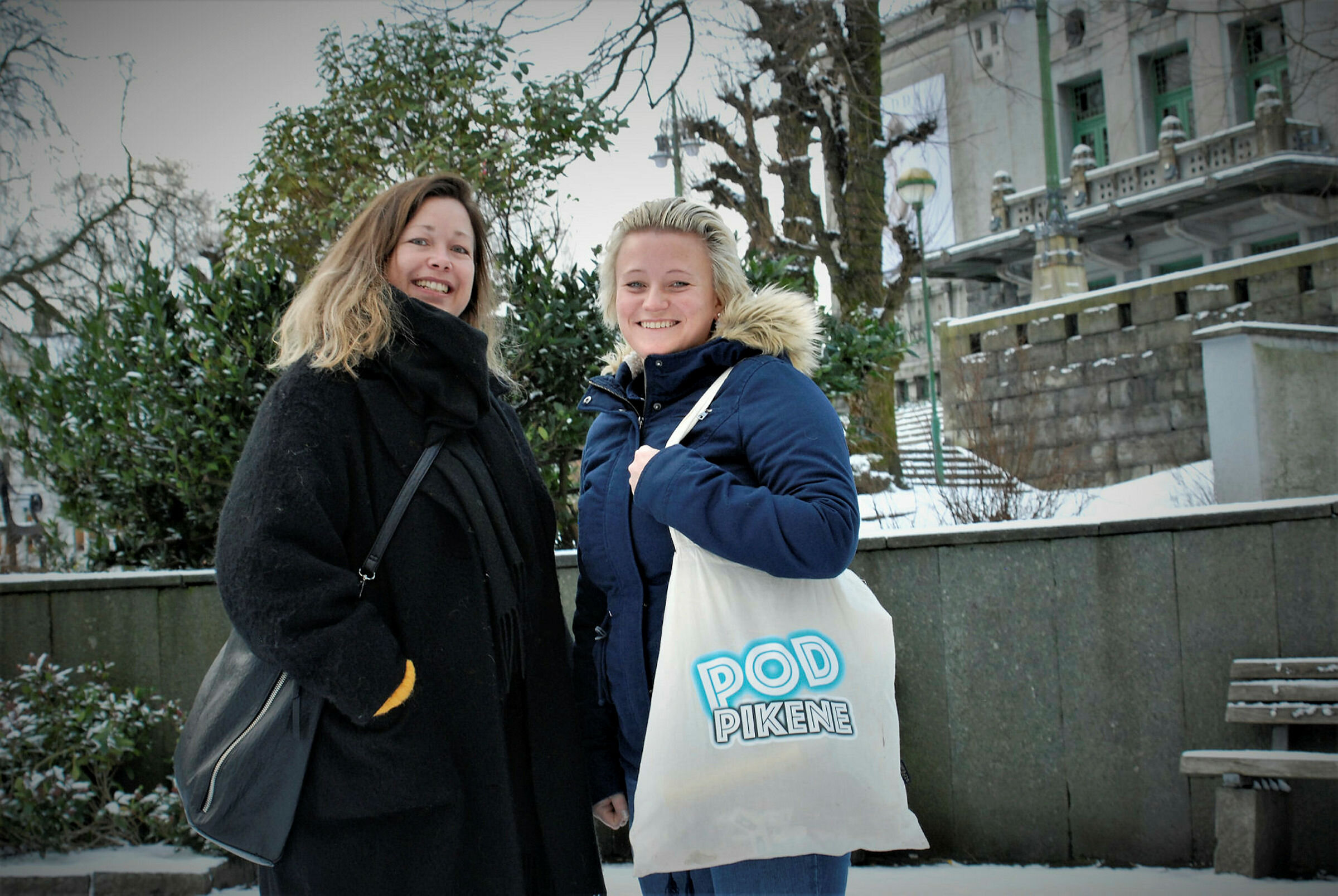 Hanne Indrebø og Marianne Dale er sykepleiere og utgjør humorduen Podpikene.