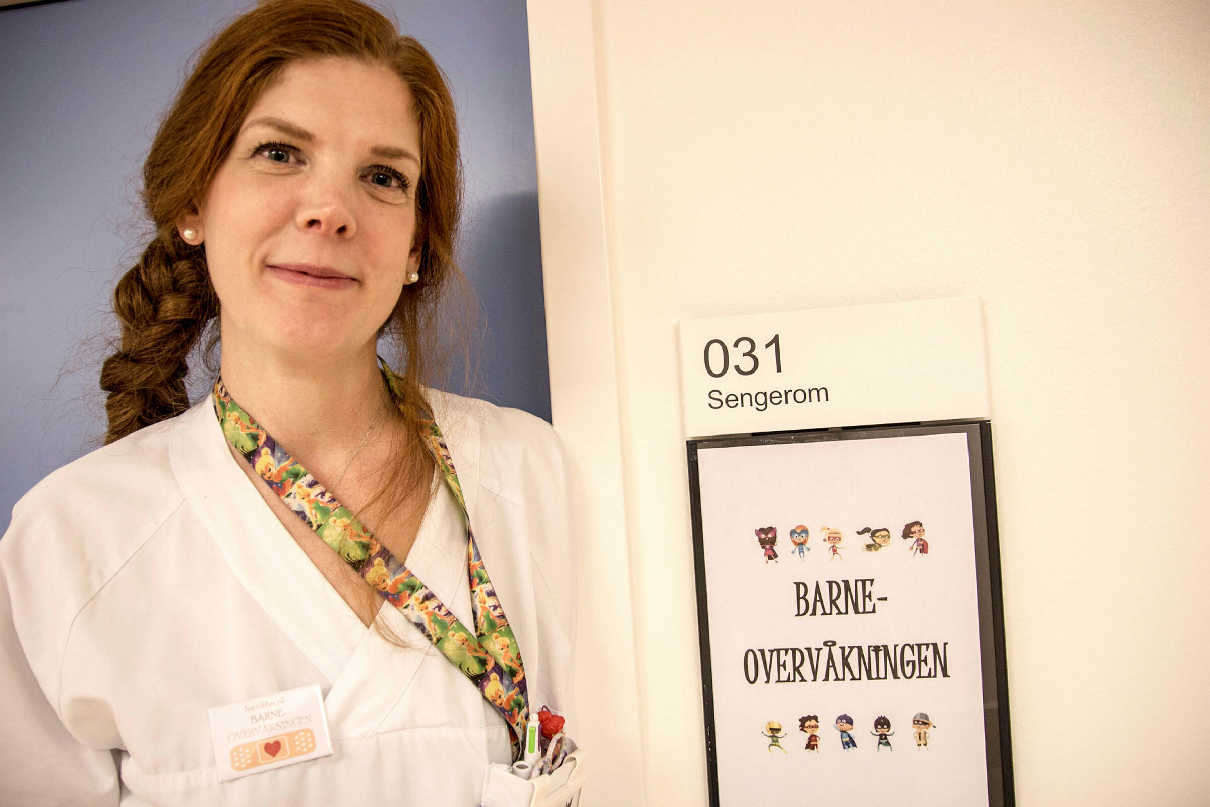 Bildet viser Jenny Dalseg utenfor barneovervåkningsenheten på Ahus.