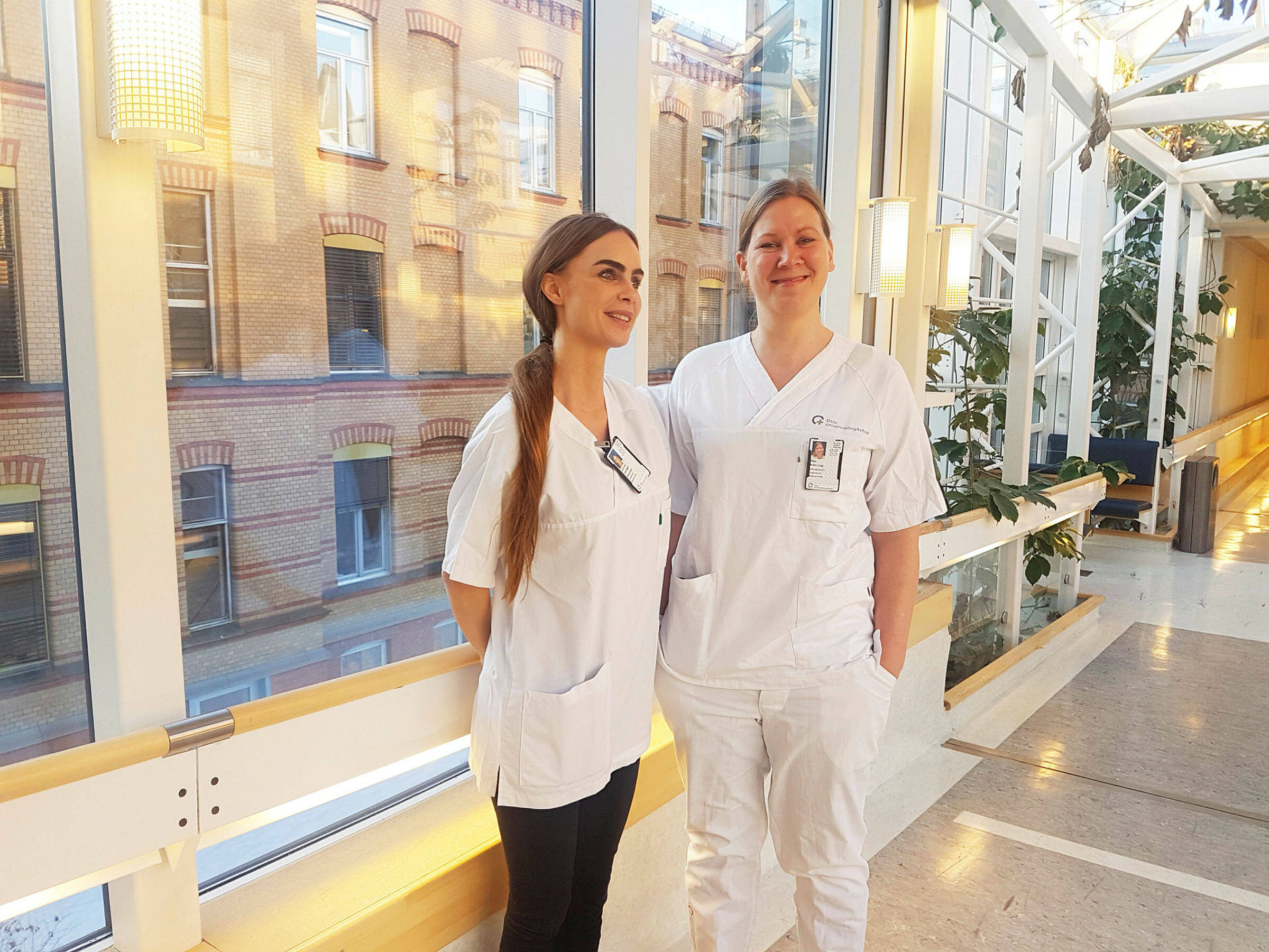 Spesialsykepleier og&nbsp;avdelingssykepleier, Johanna Costinger, og hennes HLR instruktør og spesialsykepleier, Ellen Kronstad