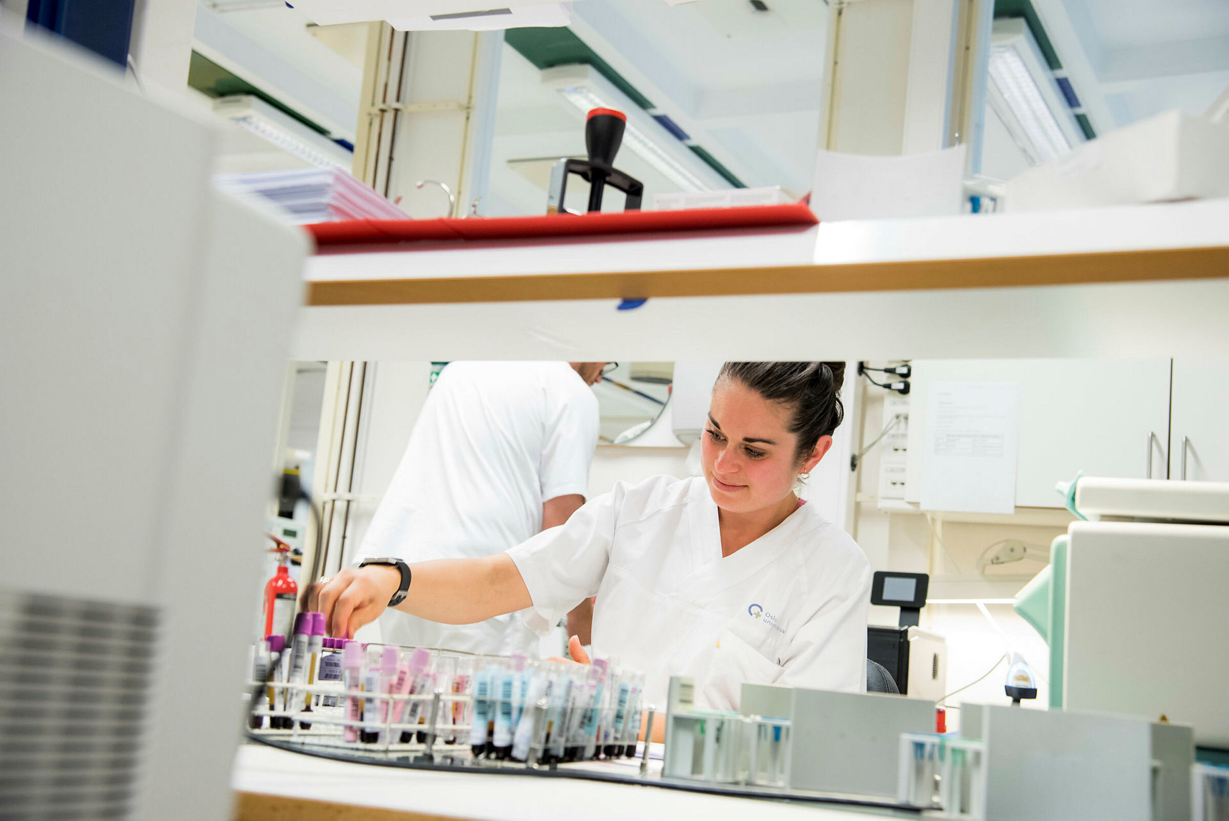 Bildet viser bioingeniør Emina H. Kalic på blodtypelaboratoriet, Blodbanken, Ullevål sykehus.