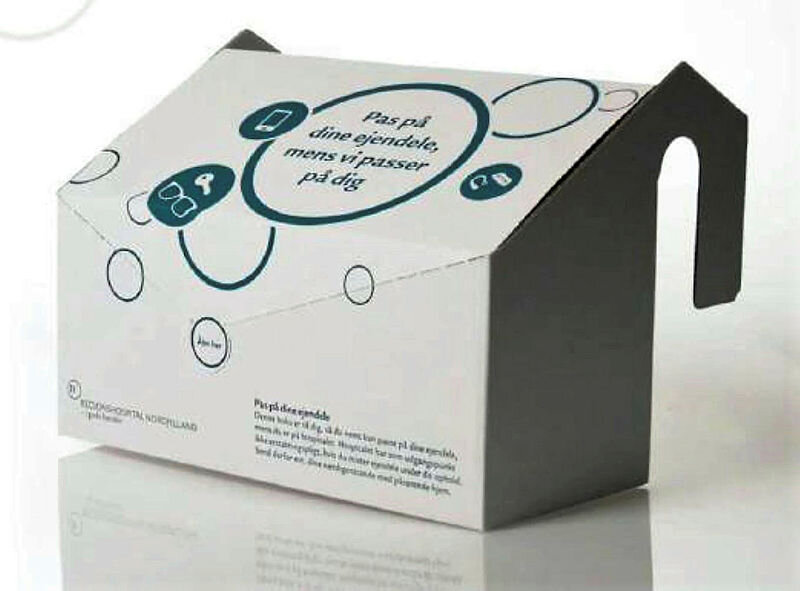 Foto av Hang on Home, en boks til private eiendeler. Kan henges på pasientsenger.