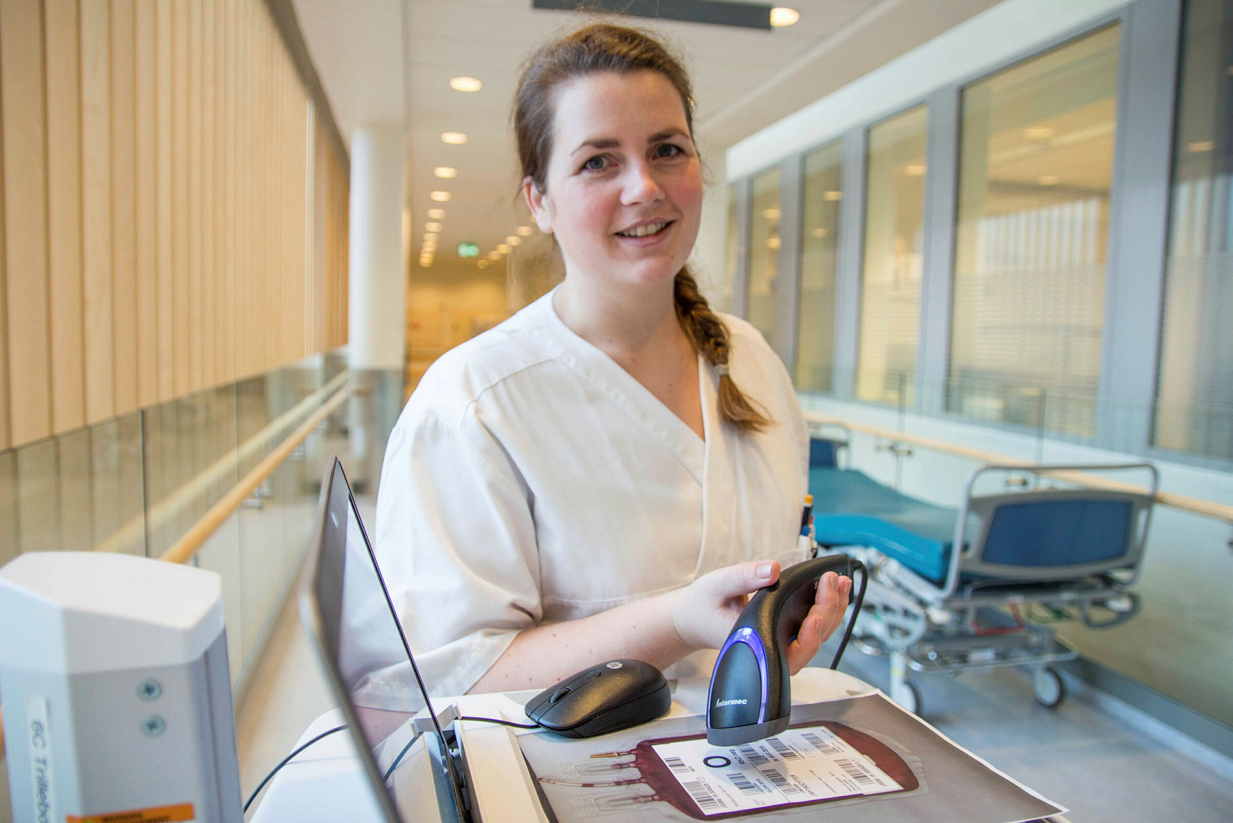 Bildet viser Helle Marie Henriksen med elektronisk identitetskontroll for blodposer, ortopeden, Sykehuset Vestfold.