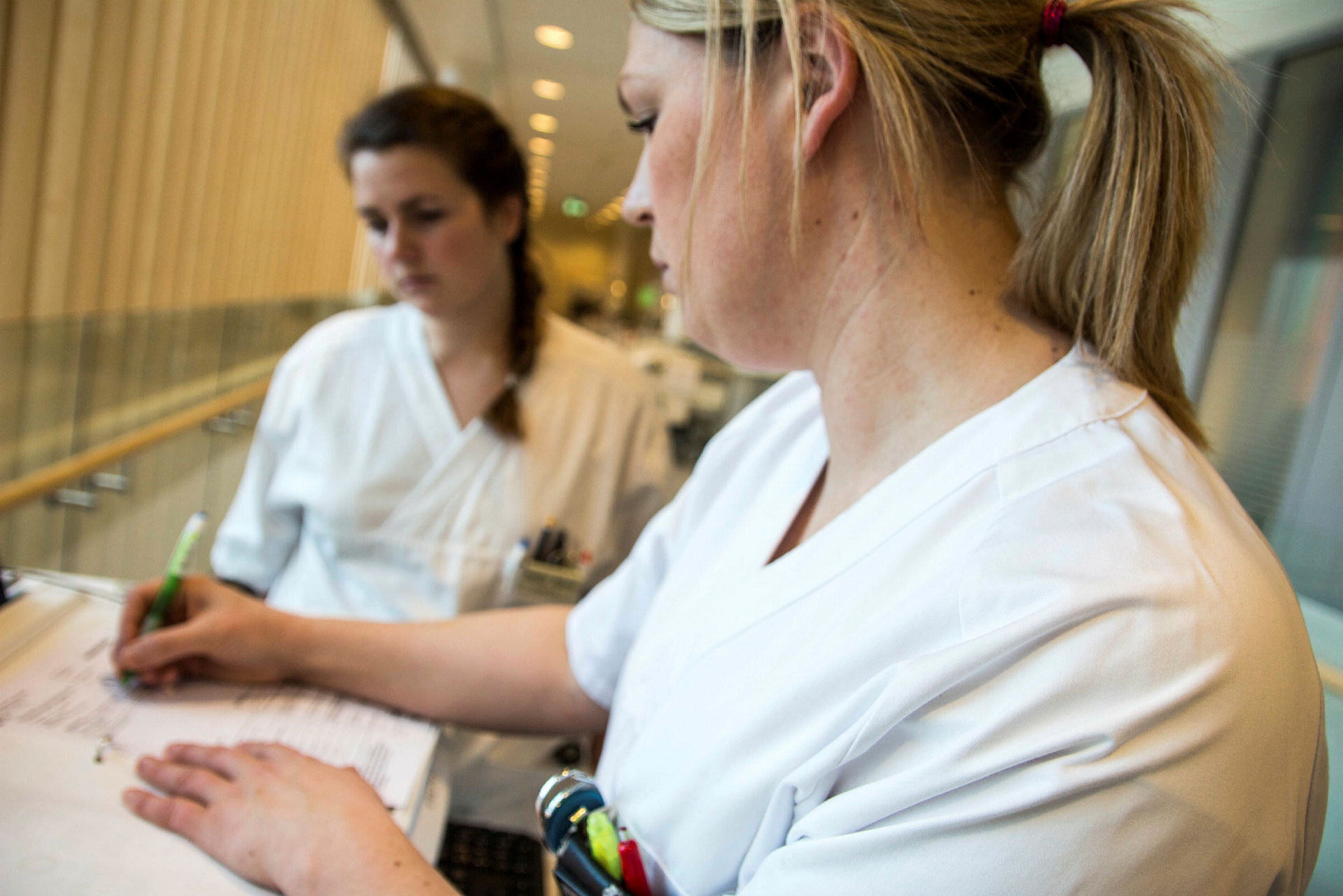 Bildet viser Helle Marie Henriksen og Jane Røed med elektronisk identitetskontroll for blodposer, ortopeden, Sykehuset Vestfold