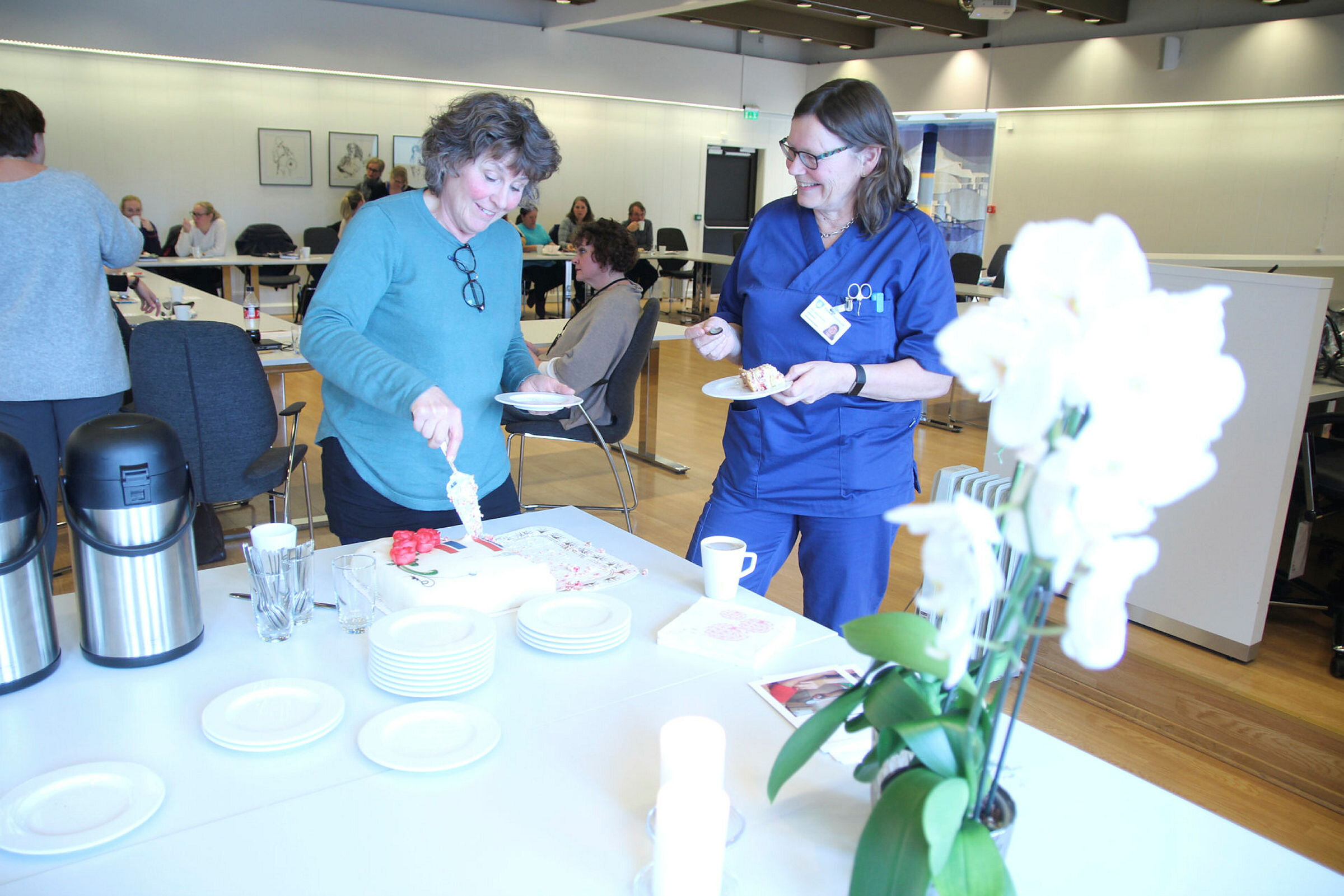Sykepleierne feirer at de har gjennomført piloten med kake