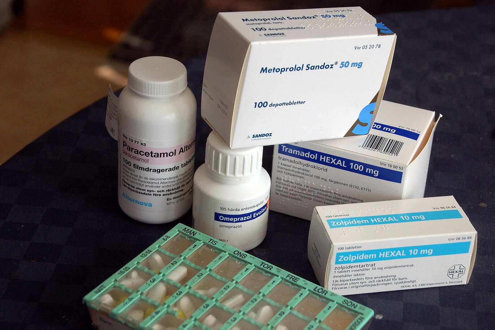 Dosett og foreskjellige pakker med medisiner.