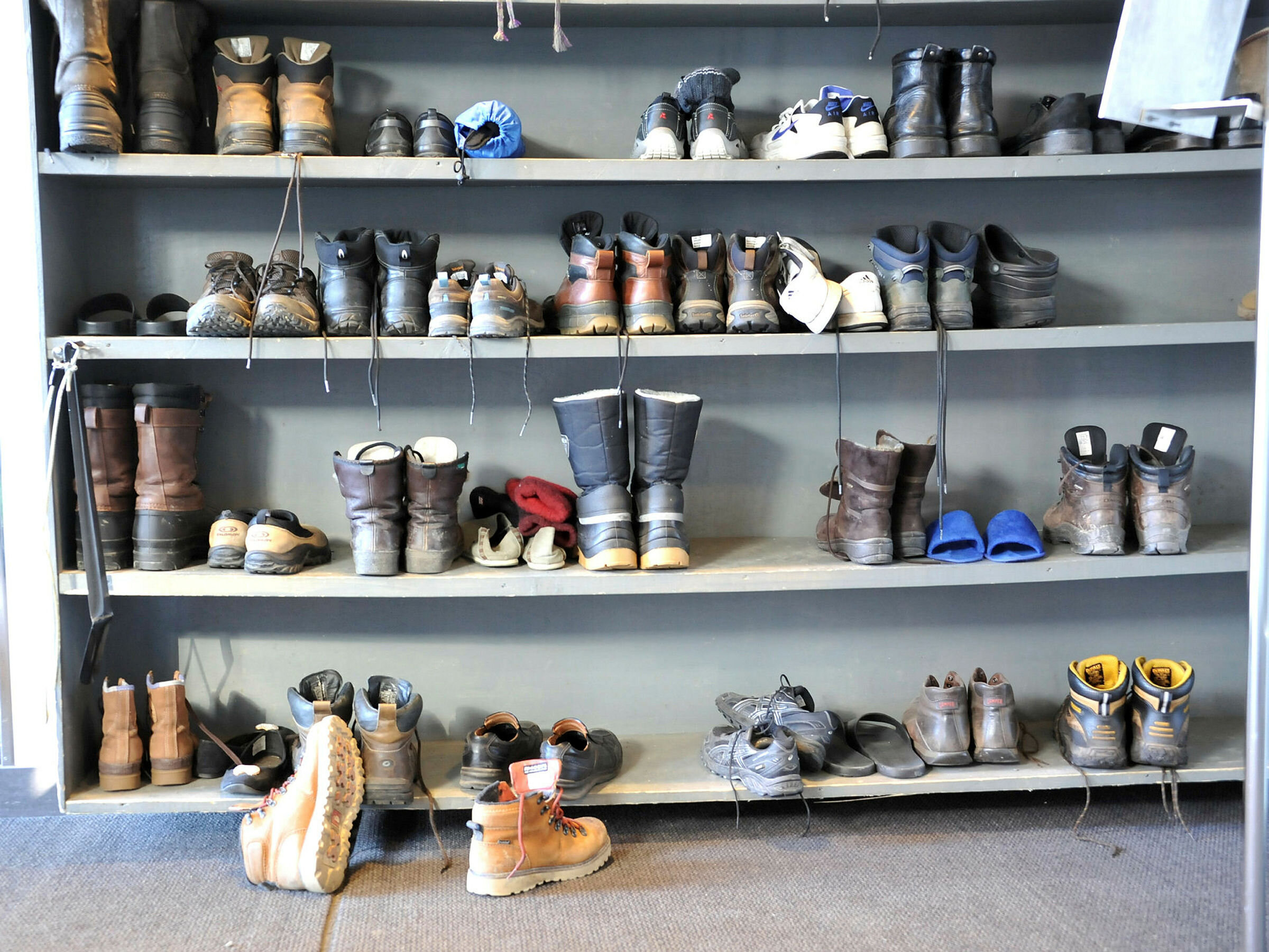 Ulike sko i skohylle.