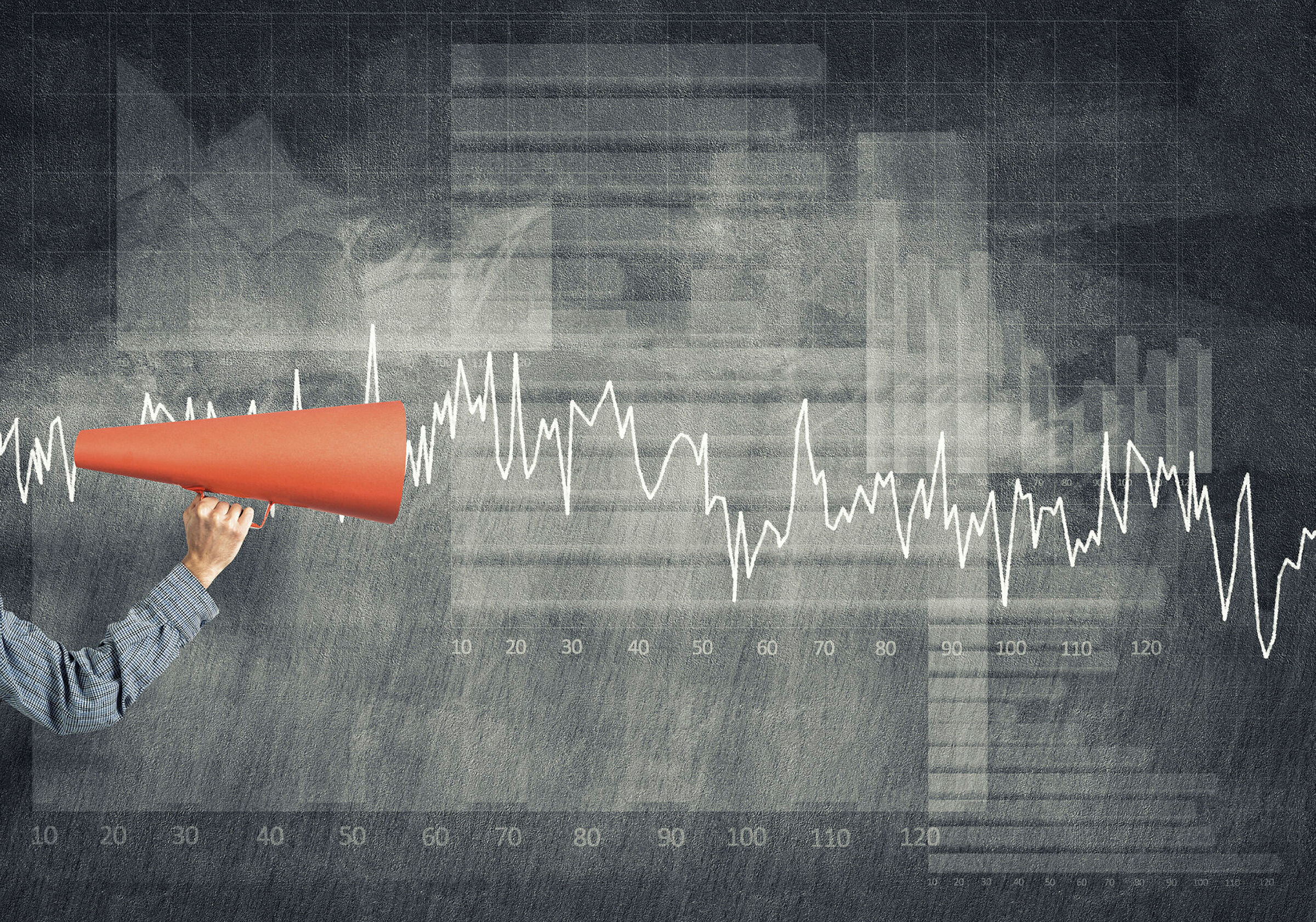 Bilde av en magafon Bilde av noen som skriker i en megafon.