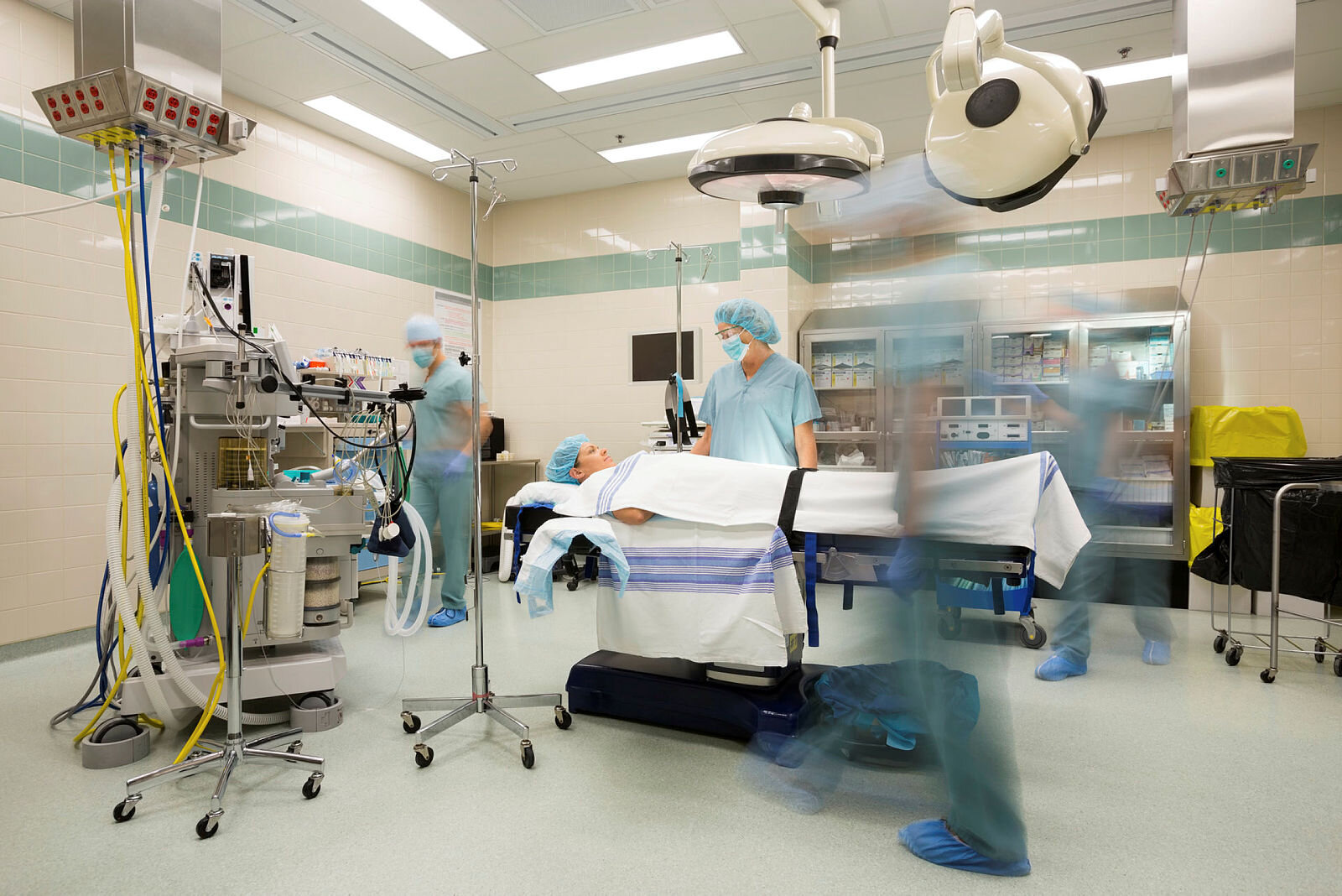 Medisinsk team diskuterer på operasjonsstue