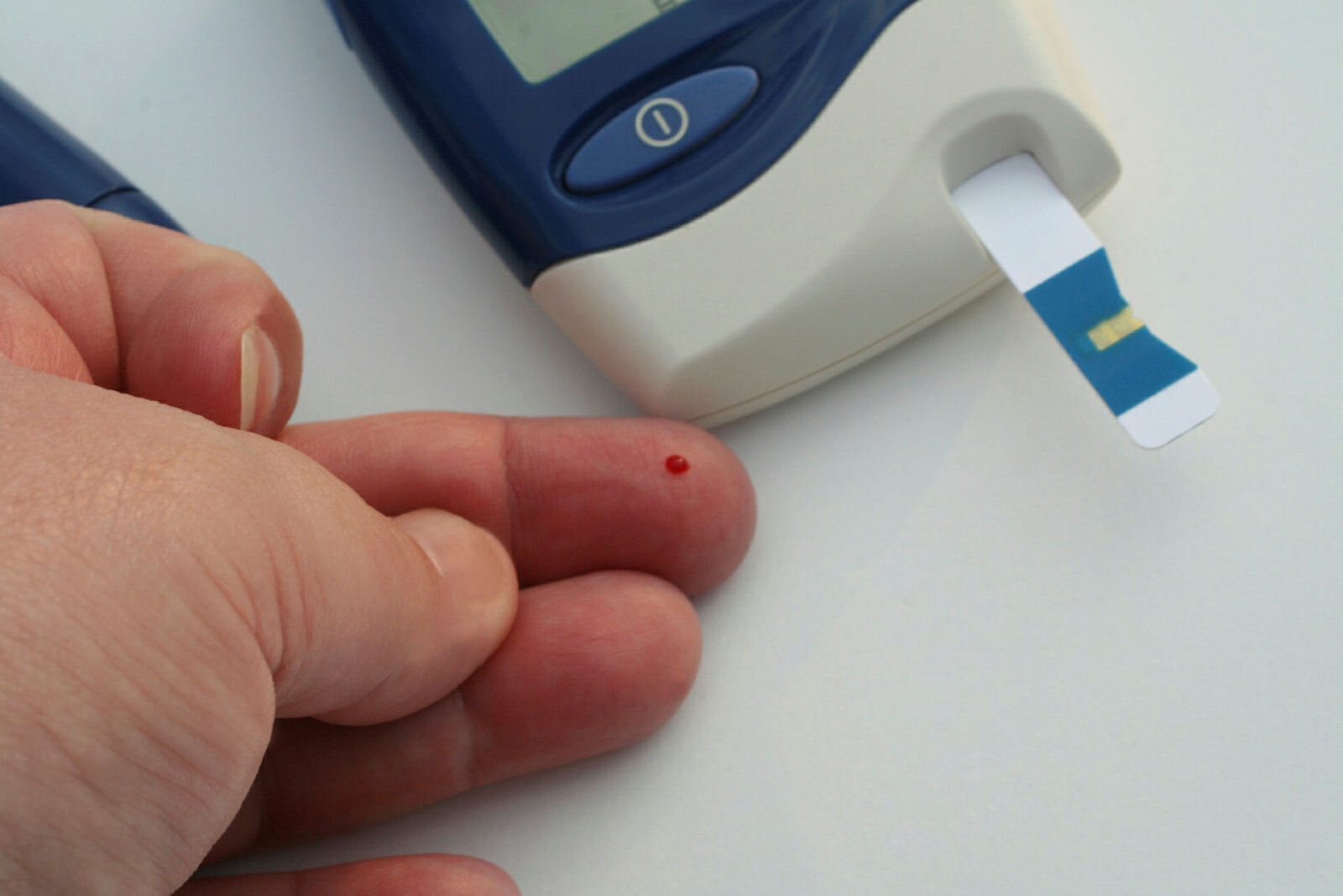 Viser en blodprøvestikk for å måle glukoseinnhold i blodet