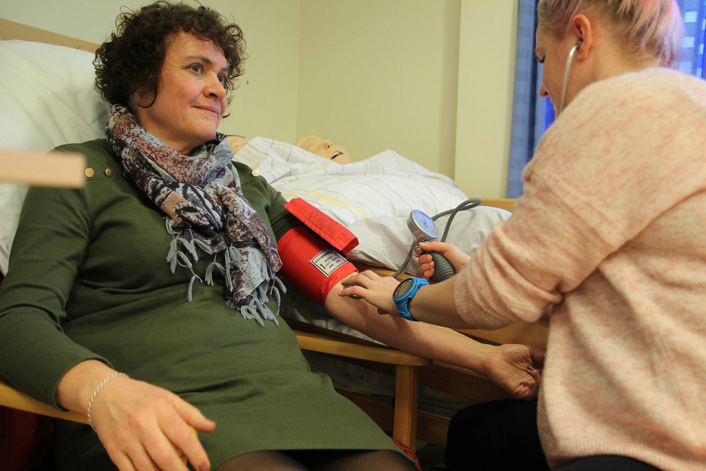 Berit Nygård får målt puls og blodtrykk av Marianne Nicolaisen.
