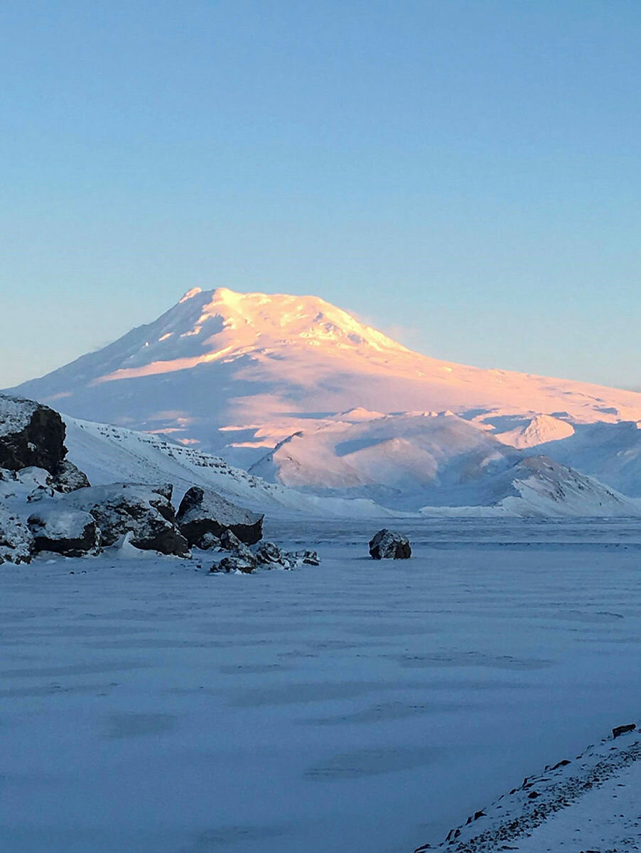 Utsikt fra Cyberforsvarets stasjon på Jan Mayen til Norges eneste aktive vulkan, Beerenberg.