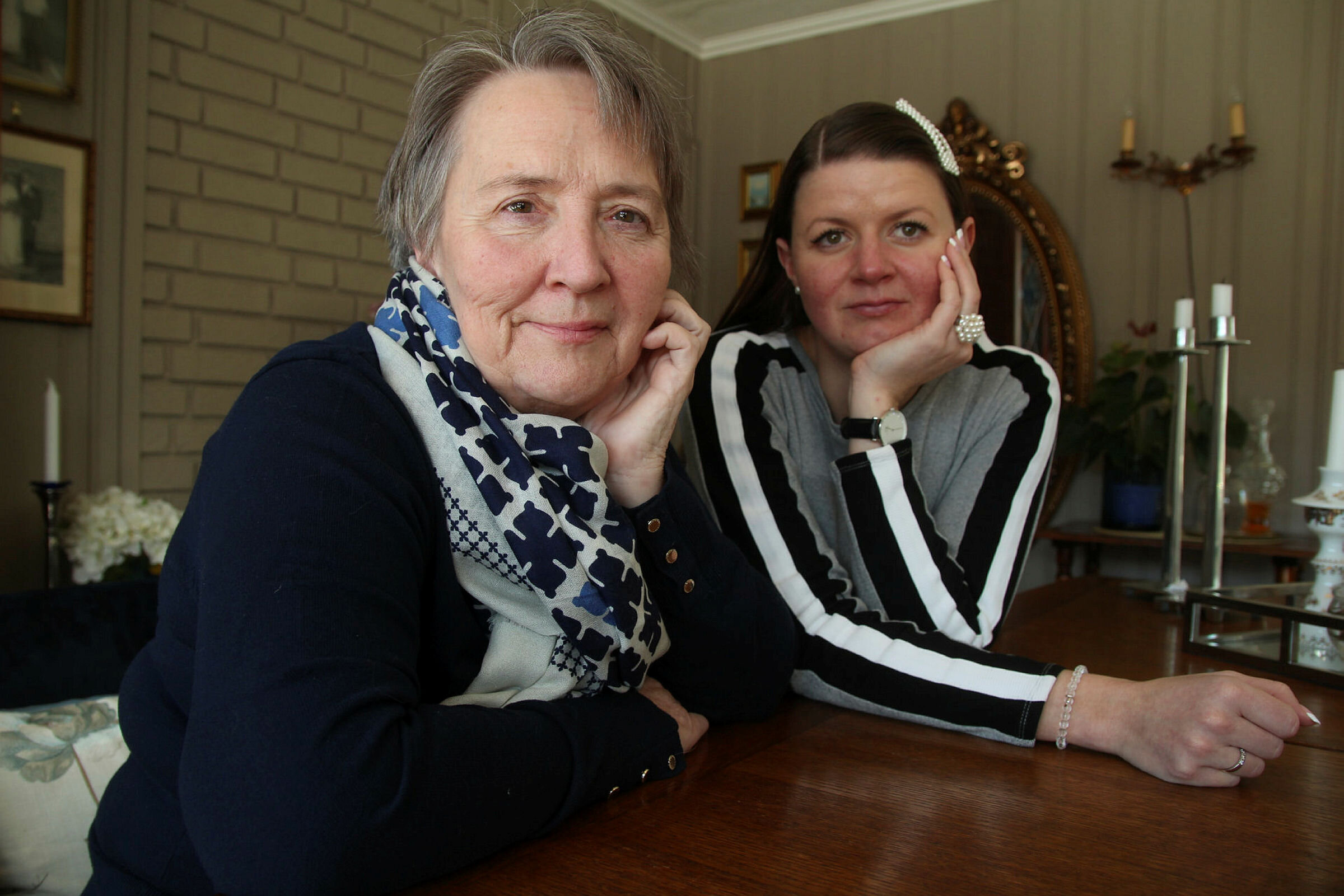 Mor og datter sitter sammen rundt spisebordet