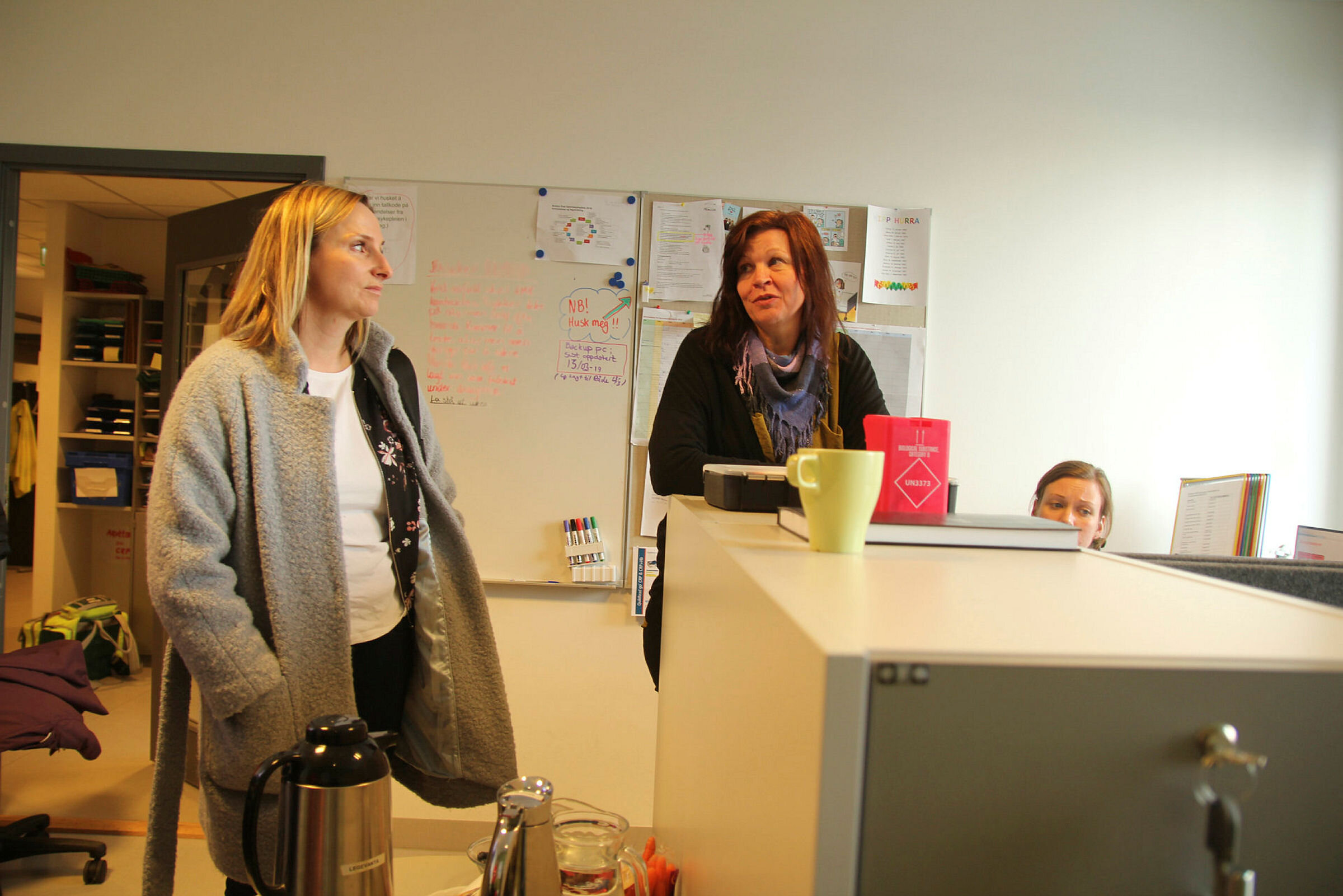 Anne-Britt Gustavsen Sande (t.v.) og Tonje Myrvold inne på Helsevakta.