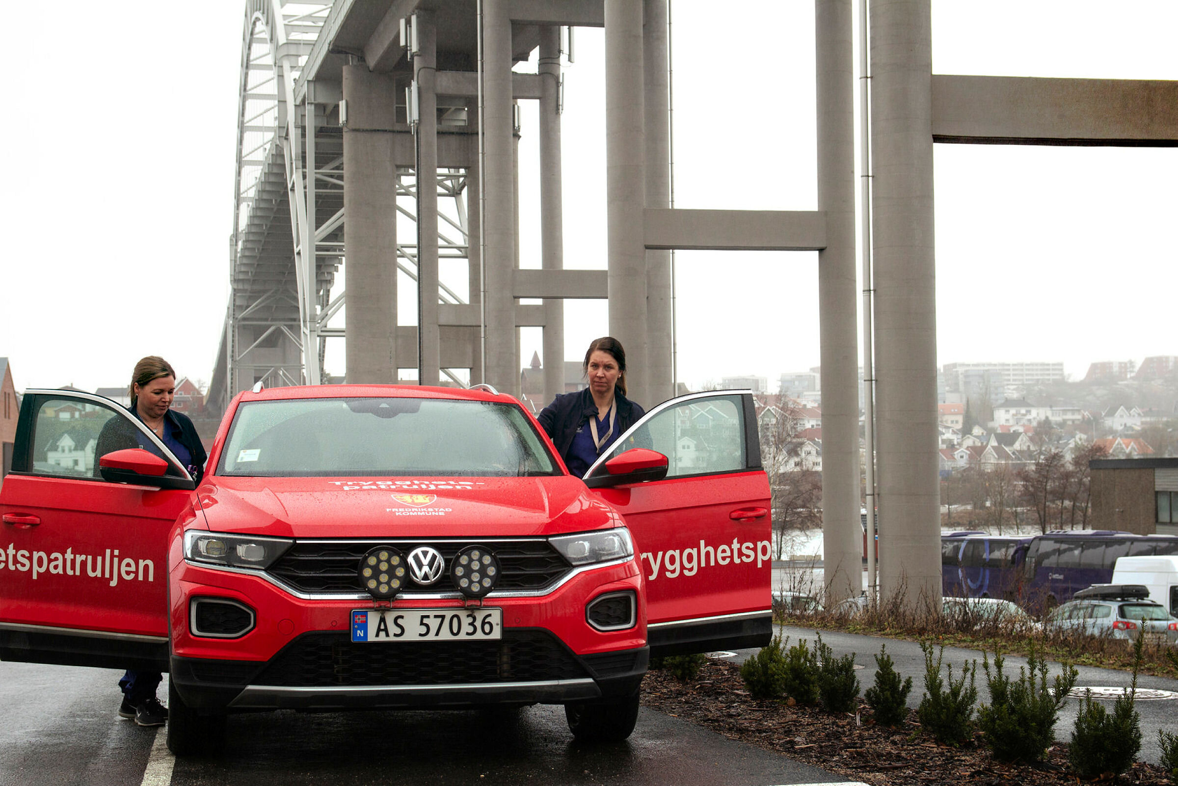 Sykepleiere i Trygghetspatruljen setter seg inn i den røde bilen.