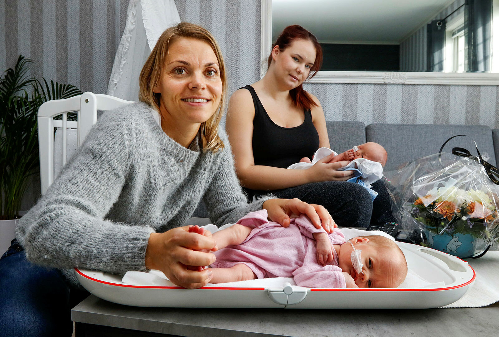 Barnesykepleier i NAST-team (Nyfødtintensiv Ambulerende sykepleietjeneste) på hjemmebesøk.