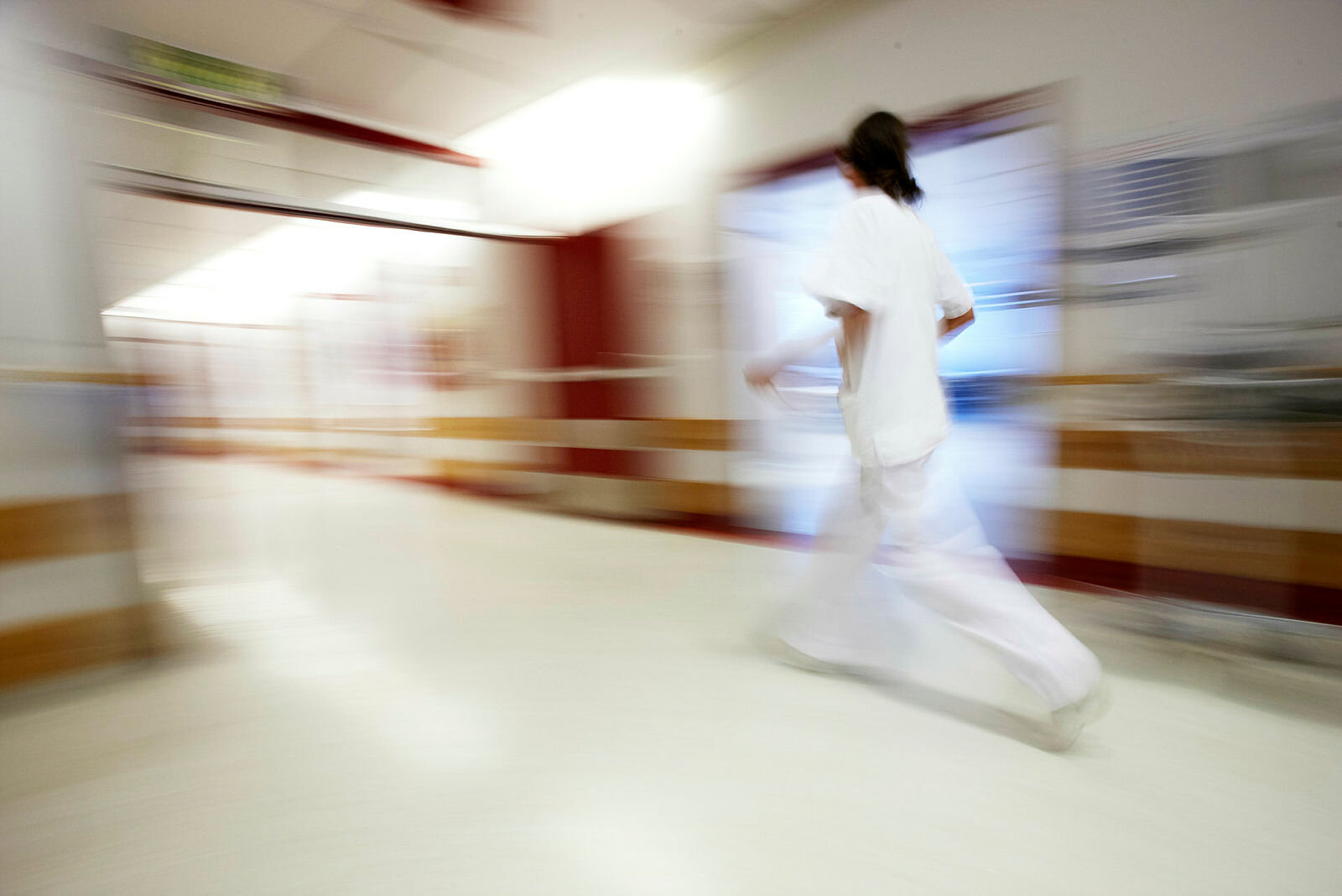 Sykepleier som løper og stresser.