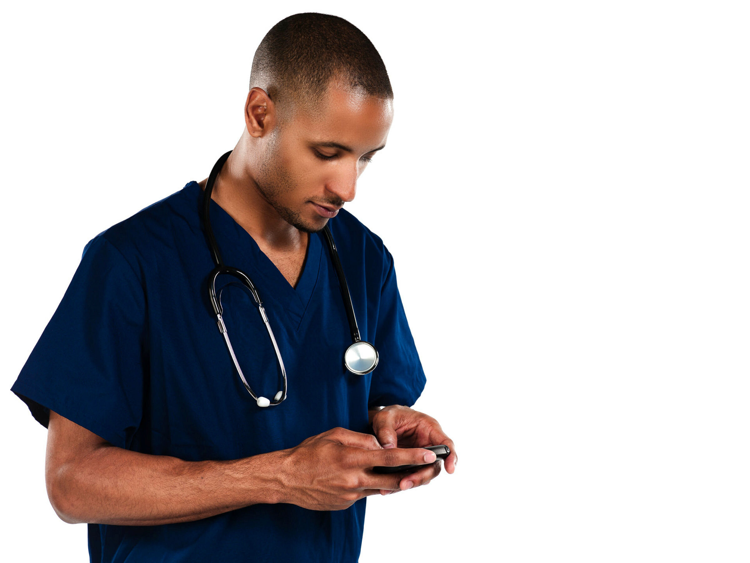 Mannlig lege/sykepleier kikker på mobilen.