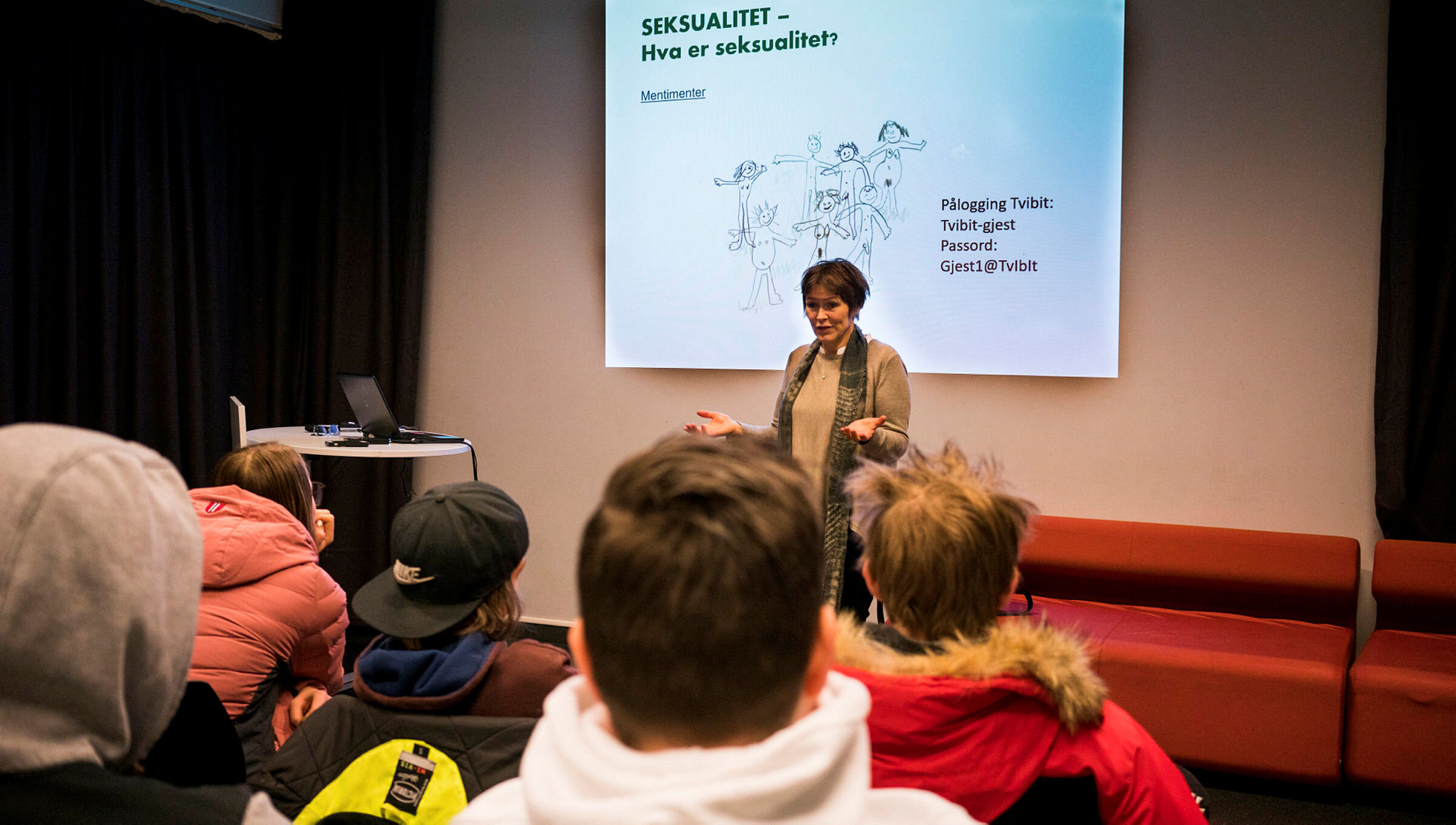 Helsesykepleier Randi Elisabeth Olsen har seksualundervisning for tiende klasse i Tromsø