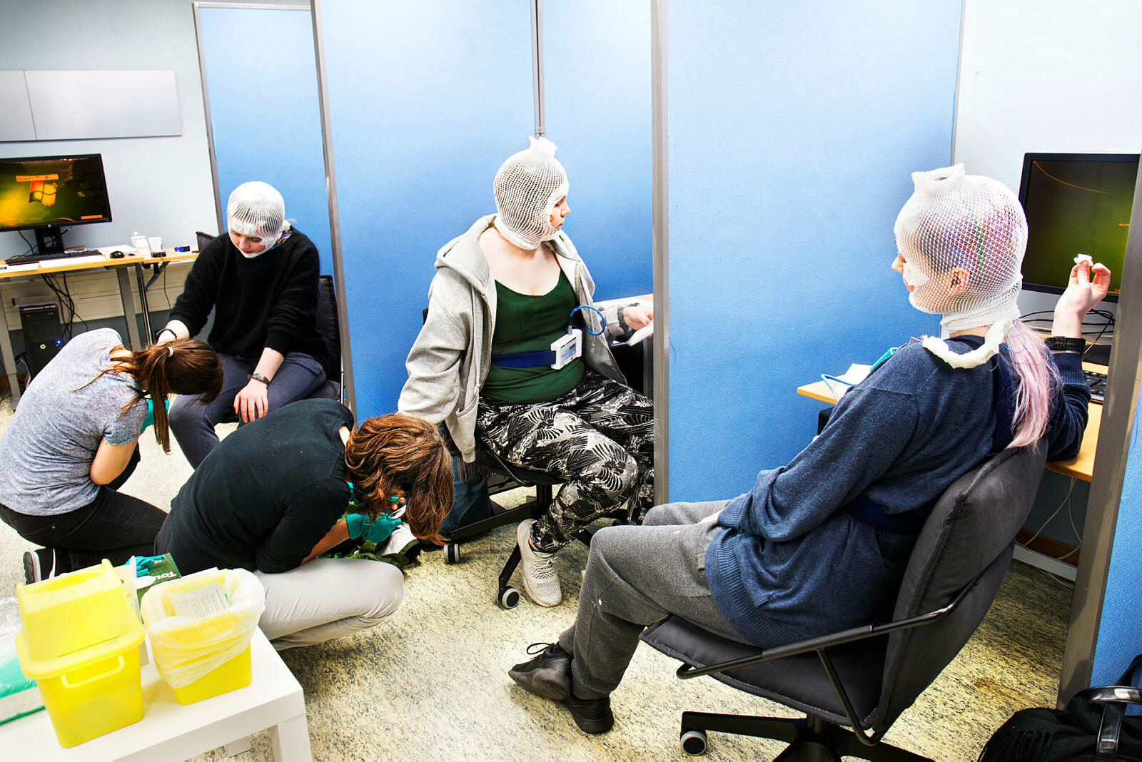 Yngvild Sørheim (fra v.), Maria Paulen og Gina Løge Flemmen. skal simulere nattskift i lyslabben. Jelena Mrdalj og xx tar blodprøve først. UiB.