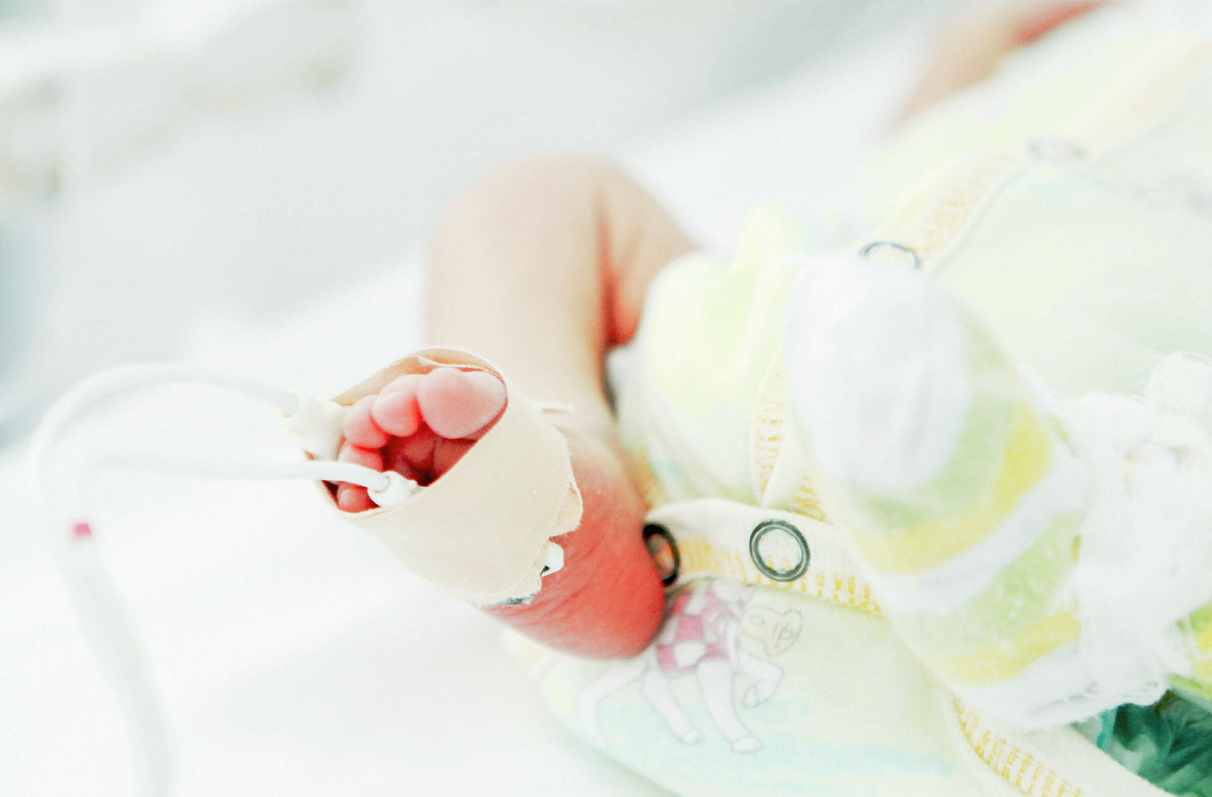 Nærbilde av babyfot med venflon