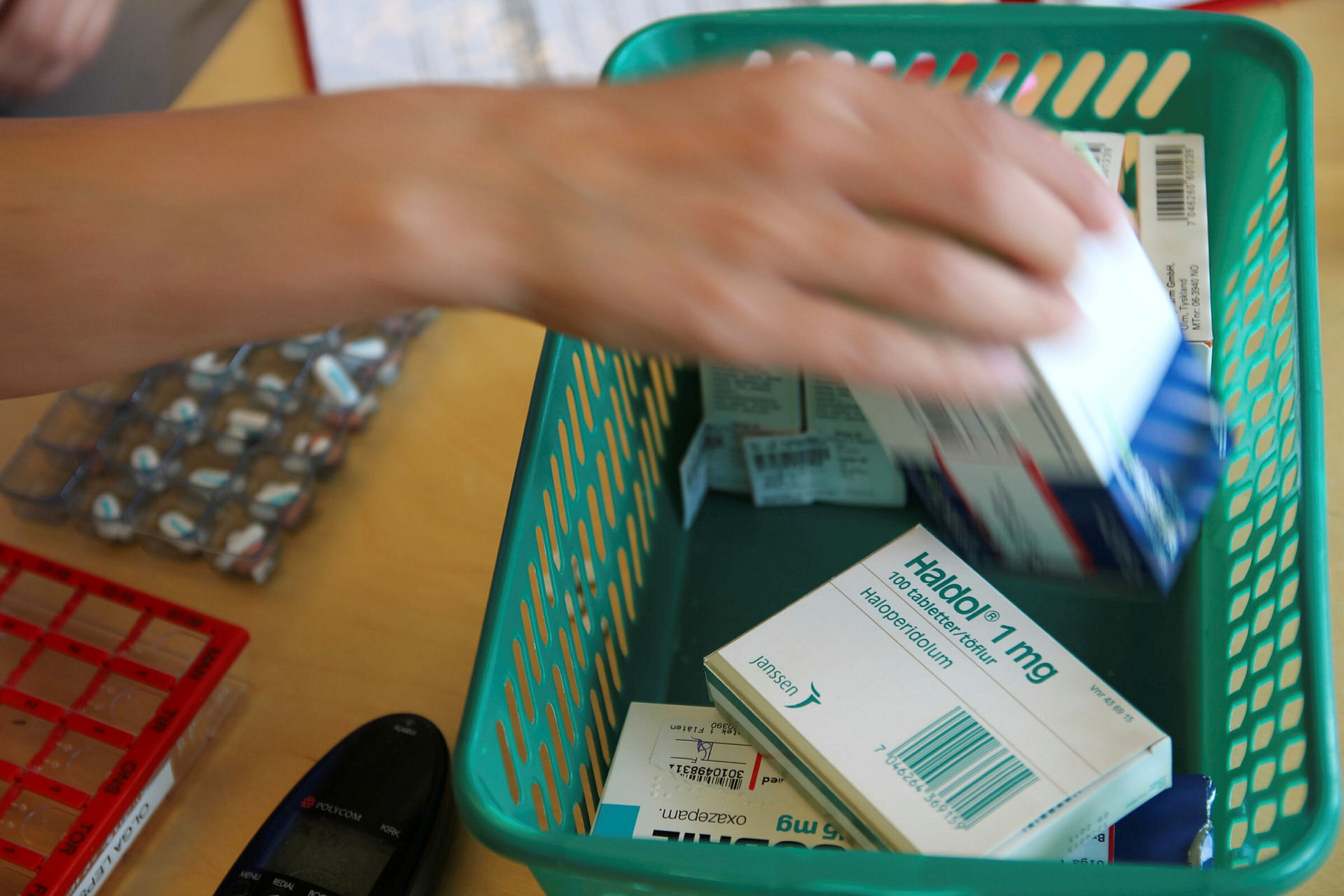 Sykepleier legger ut medisiner i dosett på sykehjem i Os.