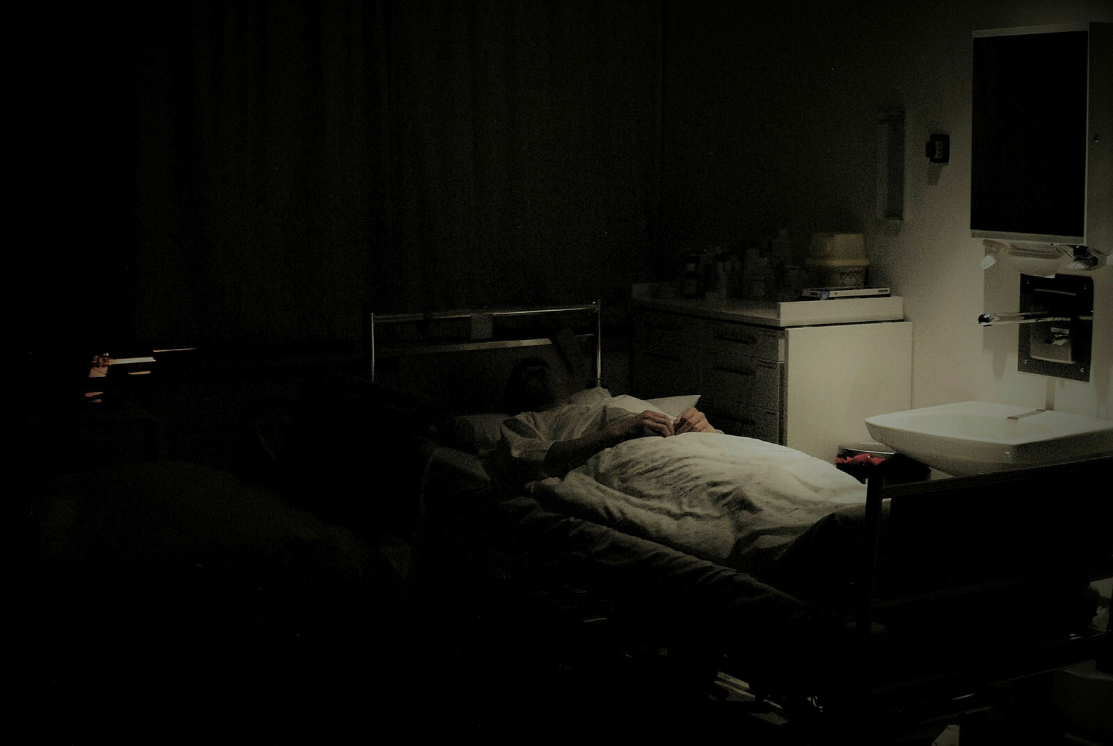 Bildet viser intensvisykepleier Harald Pirolt ved Intensivmedisinsk seksjon KSK, Haukeland, som gjør seg klar for en powernapp på nattvakt.