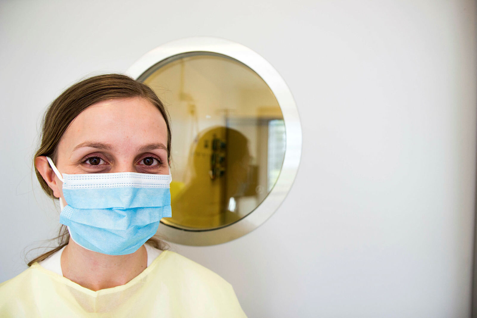 Bildet viser Siri Berg Flesvig i gul smittedrakt og med munnbind.