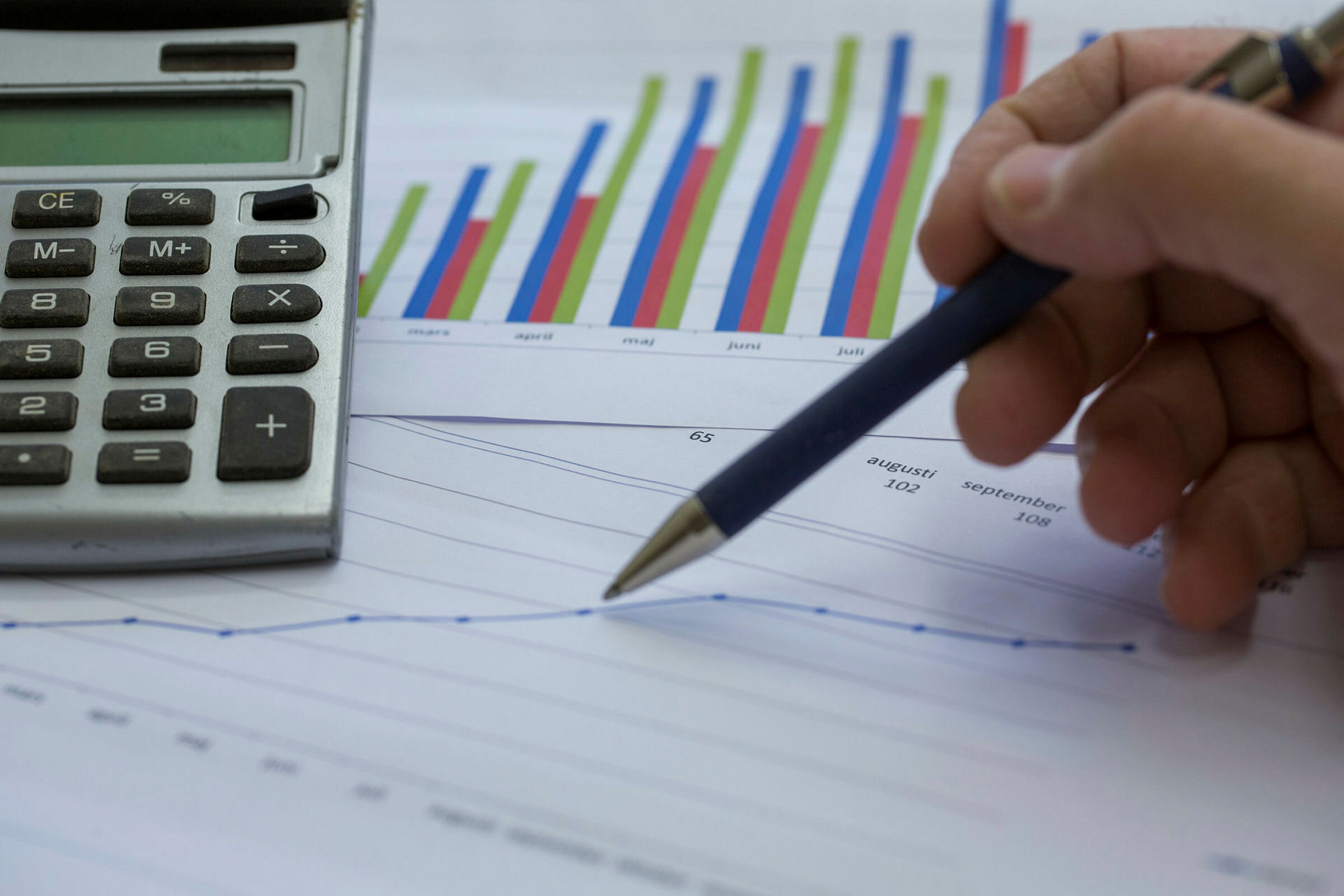 viser en person som leser statistikk