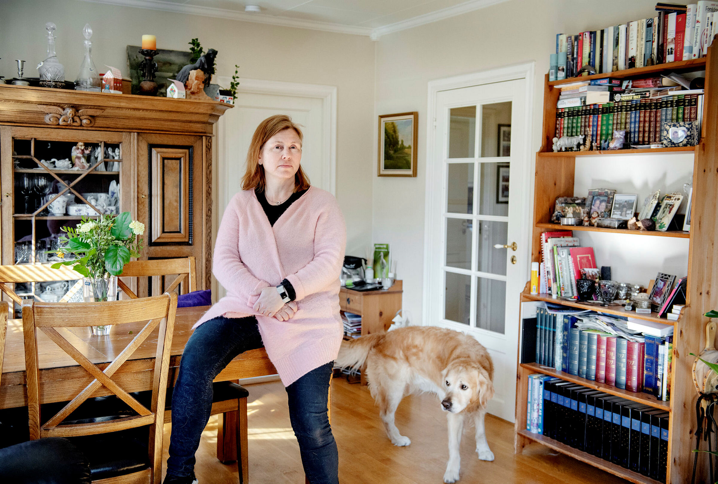 Portrett av Mona Christin Vedeler hjemme hos seg selv i Bergen, med hund.