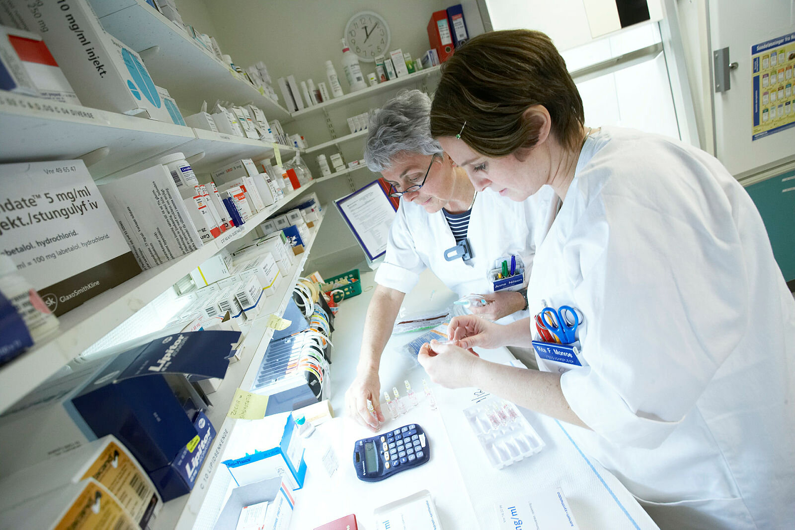 Sykepleier Anne Nilsen og Rita Monroe forbereder medisiner  på Moss sykehus.